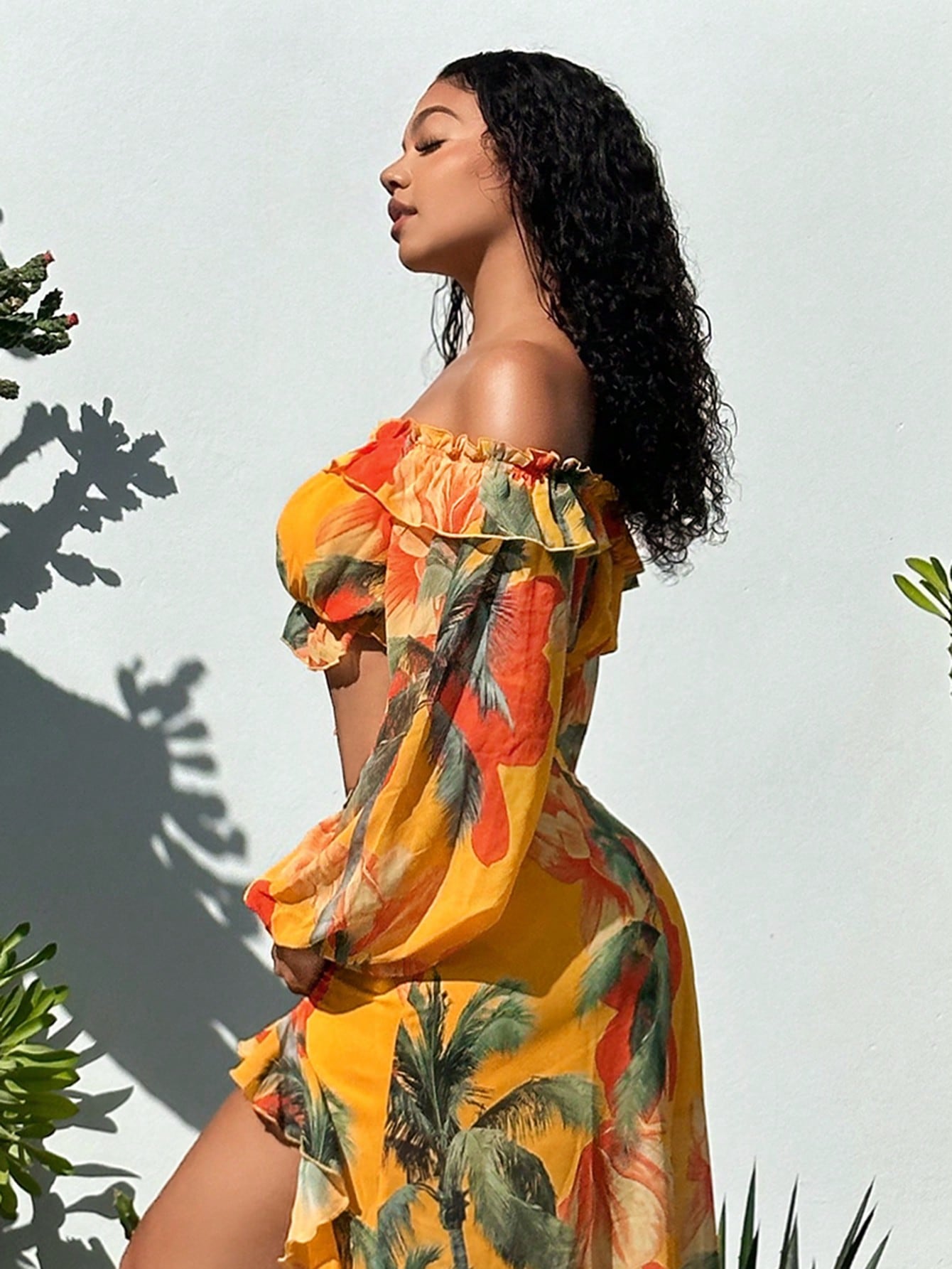 بلوزة بطباعة استوائية مكشوف الكتف مقلم بكشكش ربطة امامية