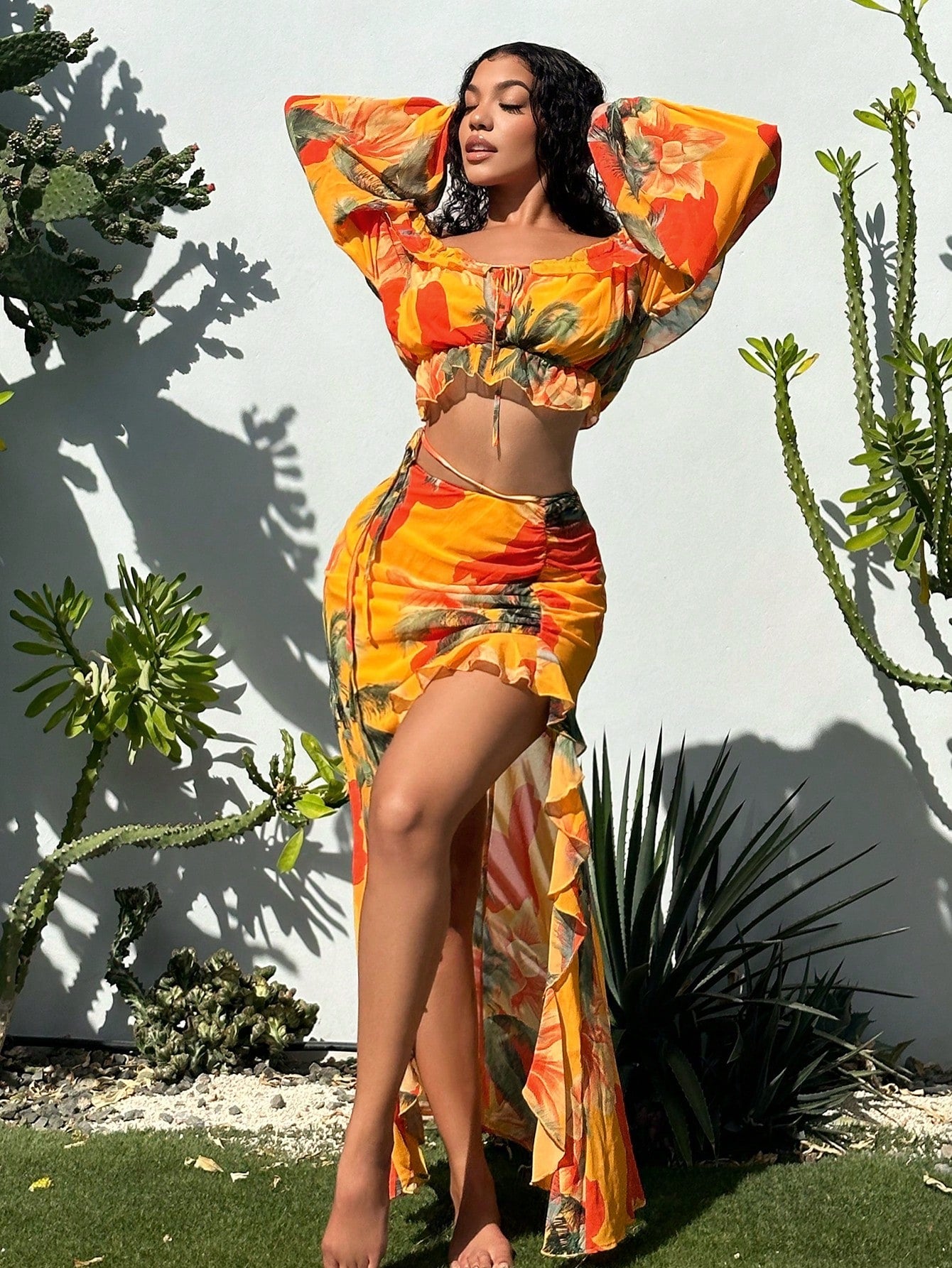 بلوزة بطباعة استوائية مكشوف الكتف مقلم بكشكش ربطة امامية