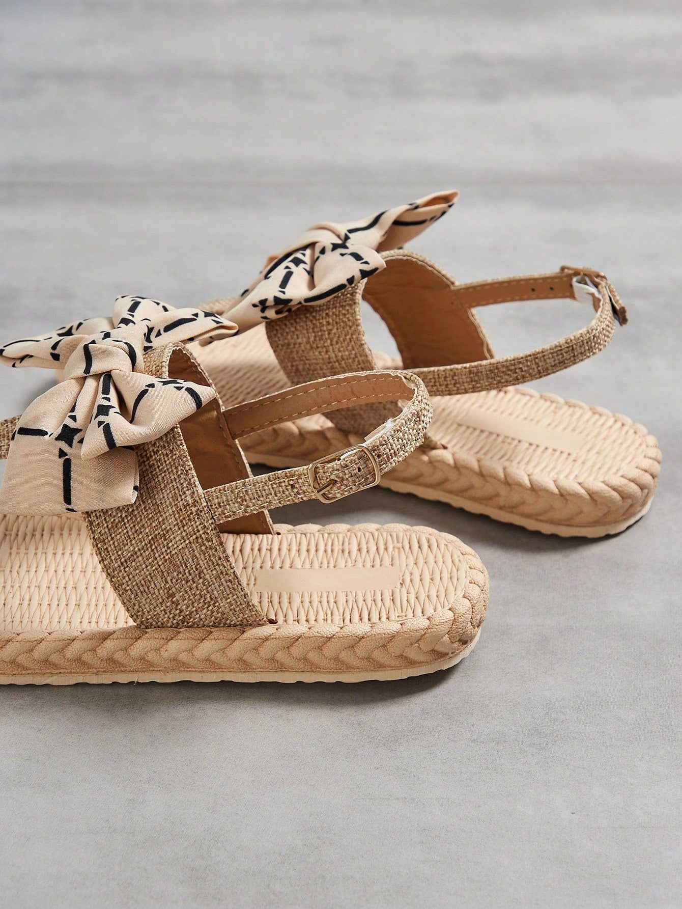 صنادل مسطحة نسائية