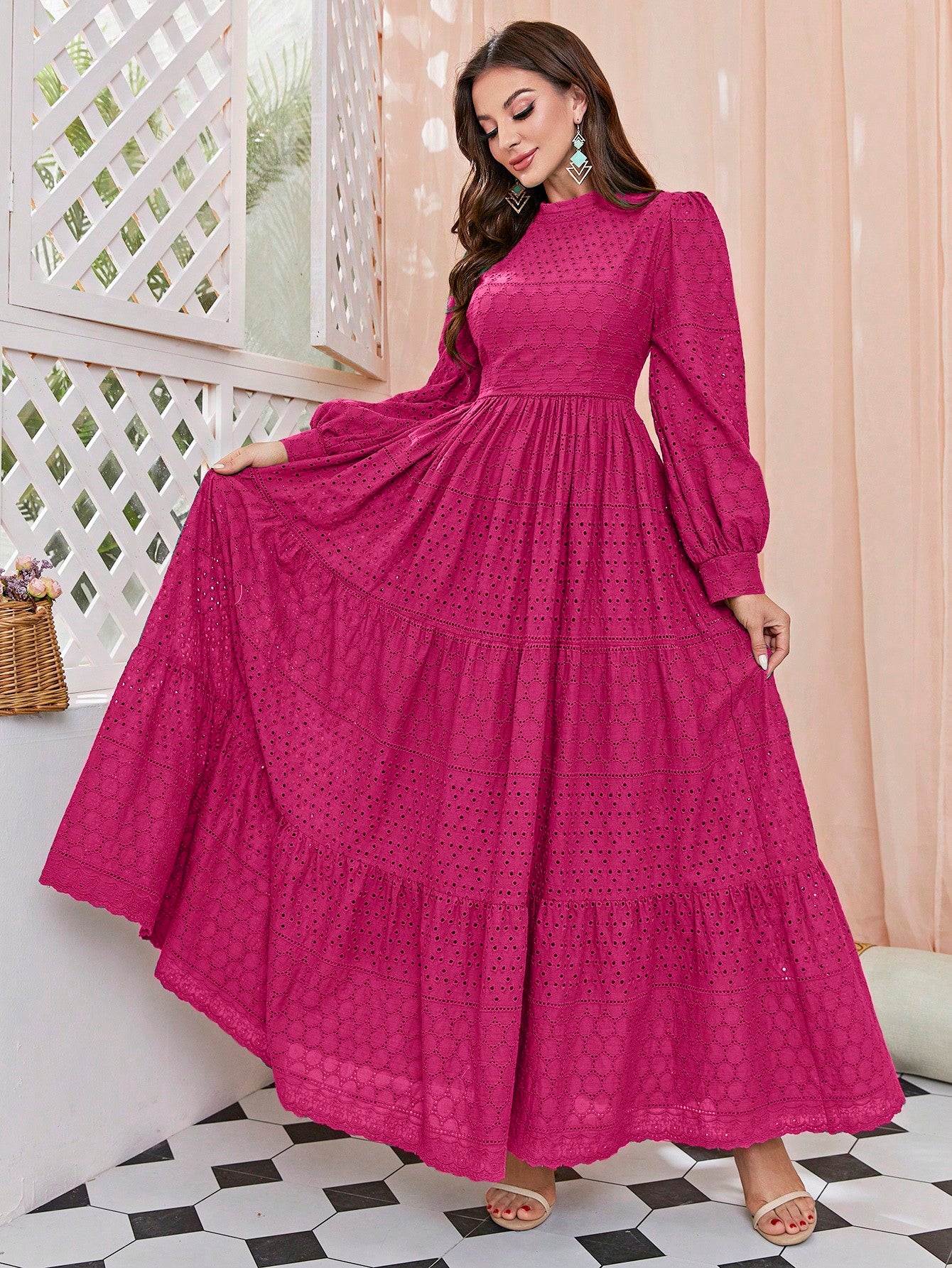 فستان موحدة اللون وقوف الياقة حافة طبقات