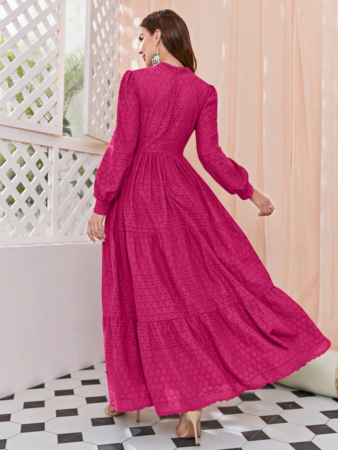 فستان موحدة اللون وقوف الياقة حافة طبقات