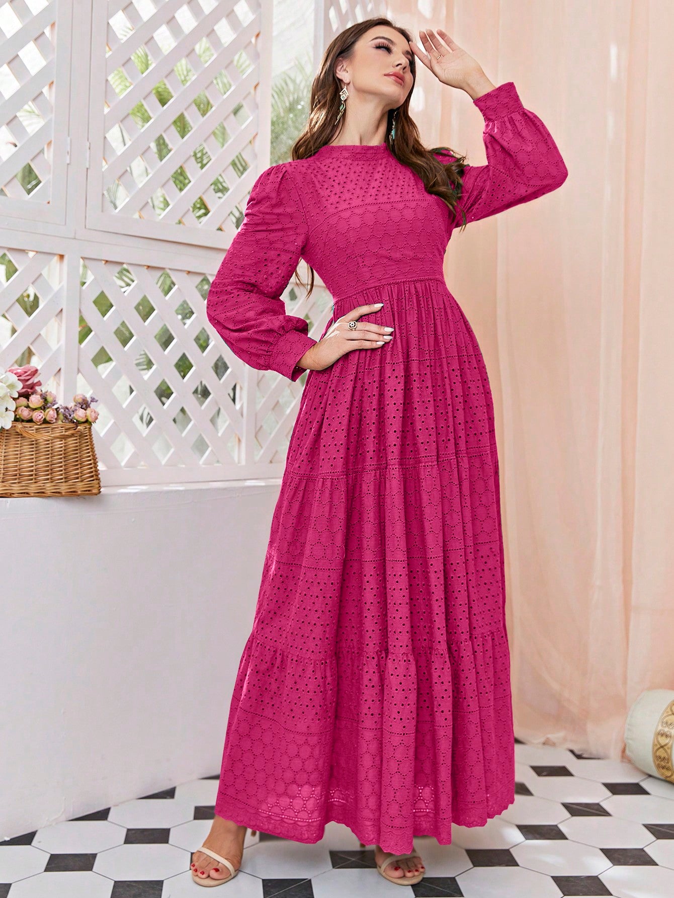 فستان موحدة اللون وقوف الياقة حافة طبقات