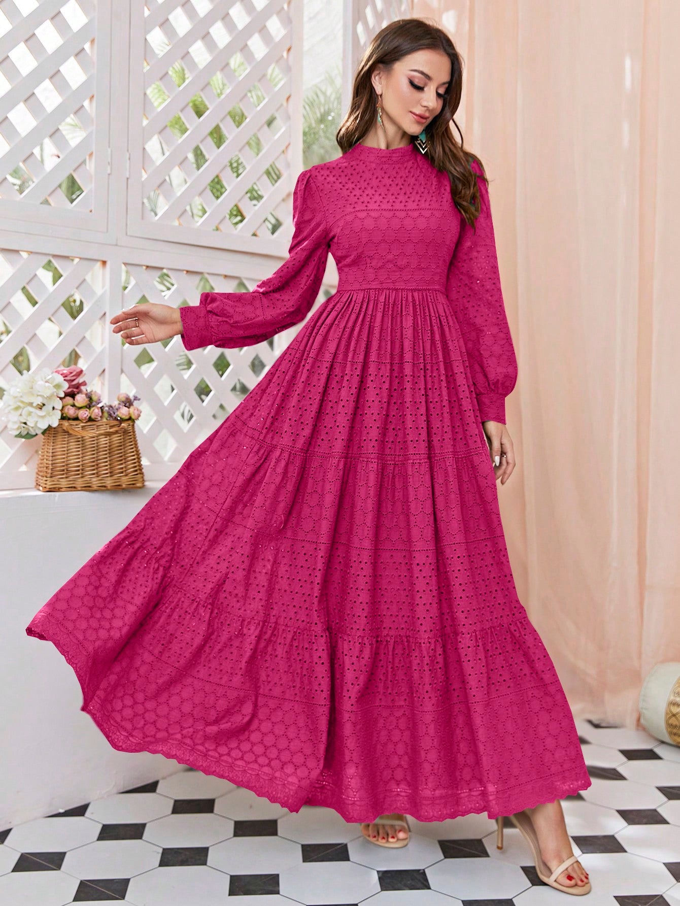 فستان موحدة اللون وقوف الياقة حافة طبقات