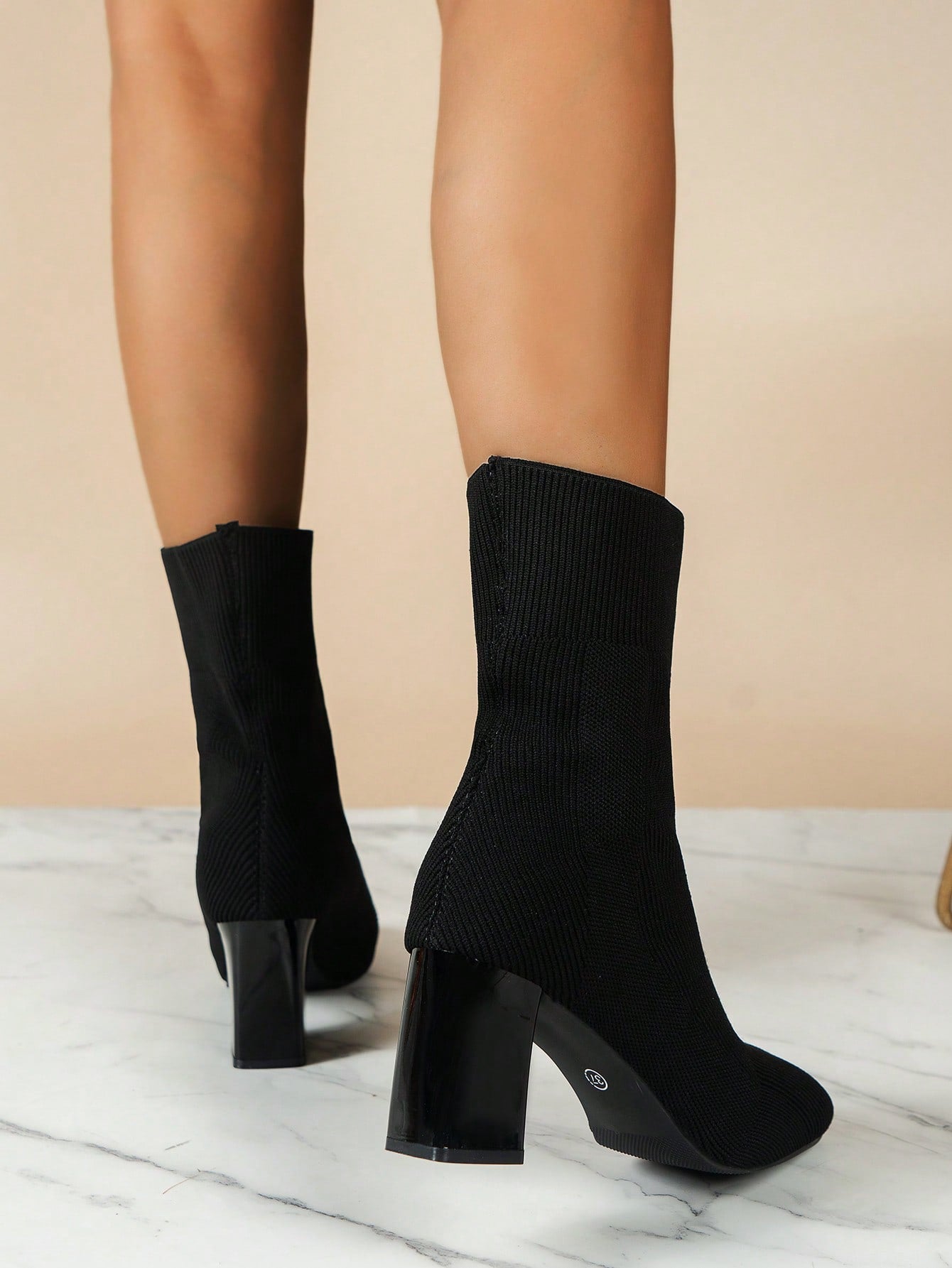 حذاء أنيق ذو لون أسود مرن للنساء، حذاء طويل للكاحل بكعب مكتنز ومقدمة مدببة