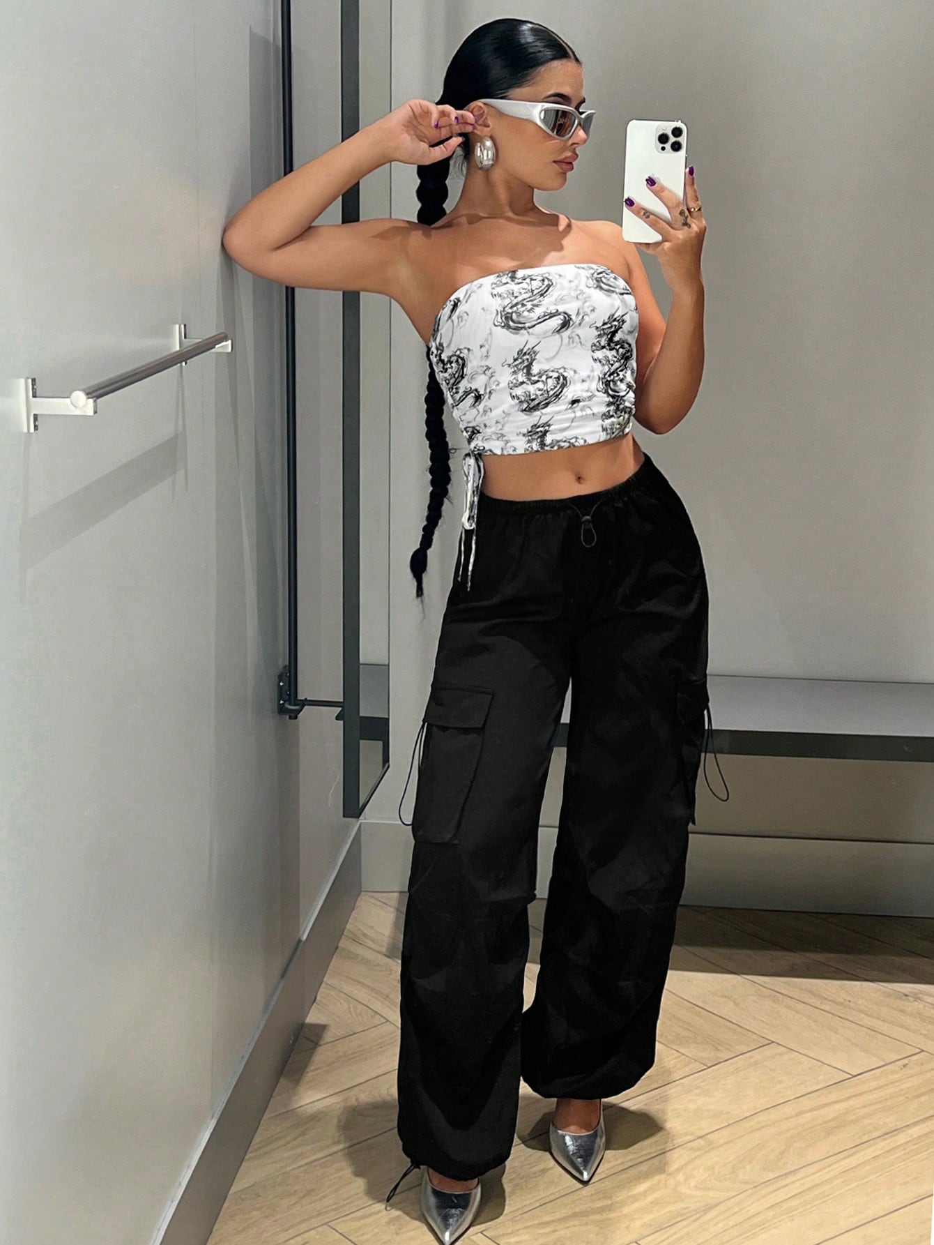 بنطلون أسود بجيوب هامشية وخصر يشد برباط جانبي