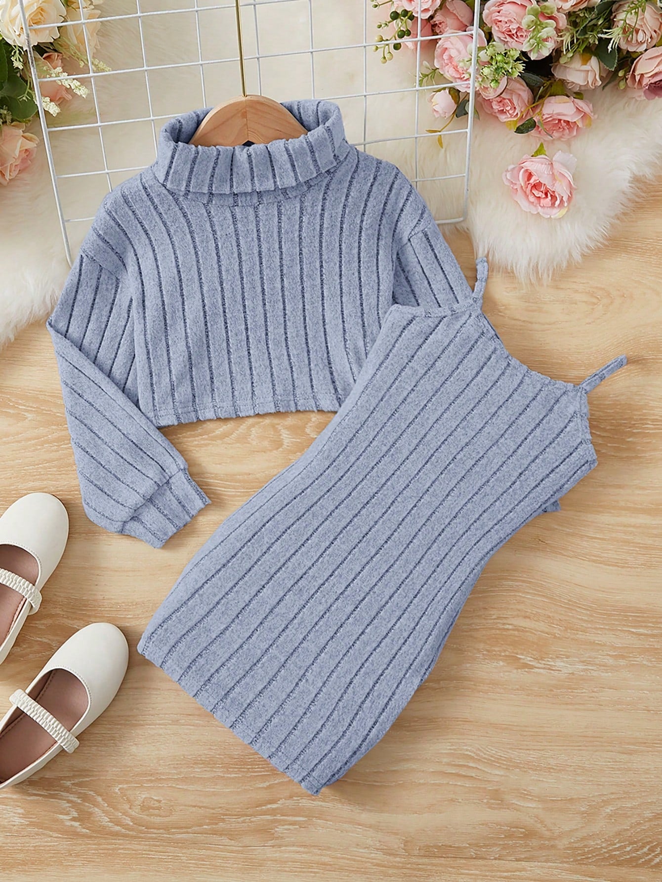 أطقم طفلة صغيرة