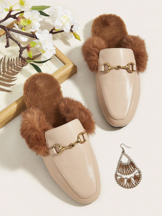 شبشب كعب مسطح فروي مع مشبك معدني لتزيين , تصميم بسيط