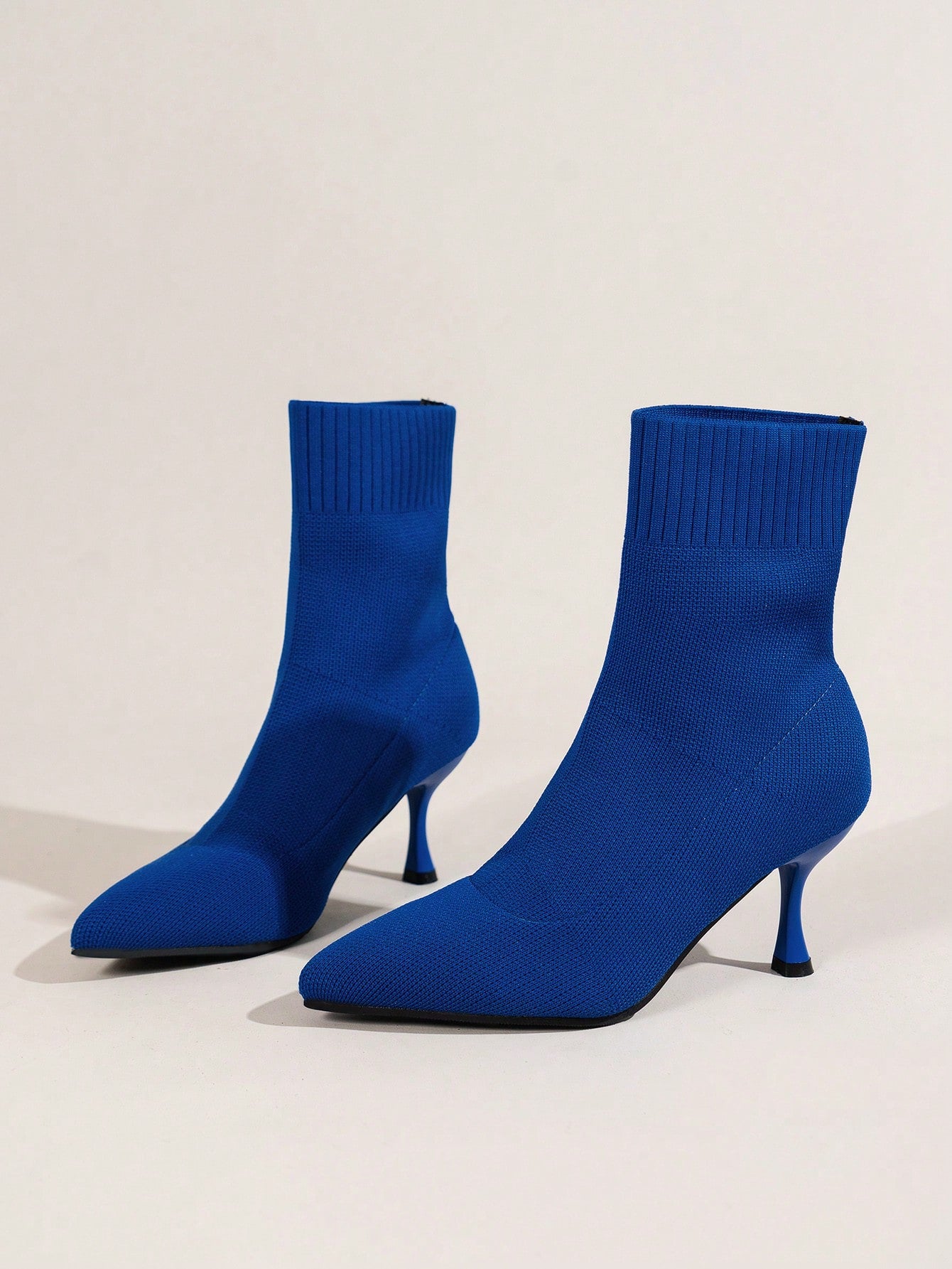 حذاء نسائي أزرق محبوك منسوج