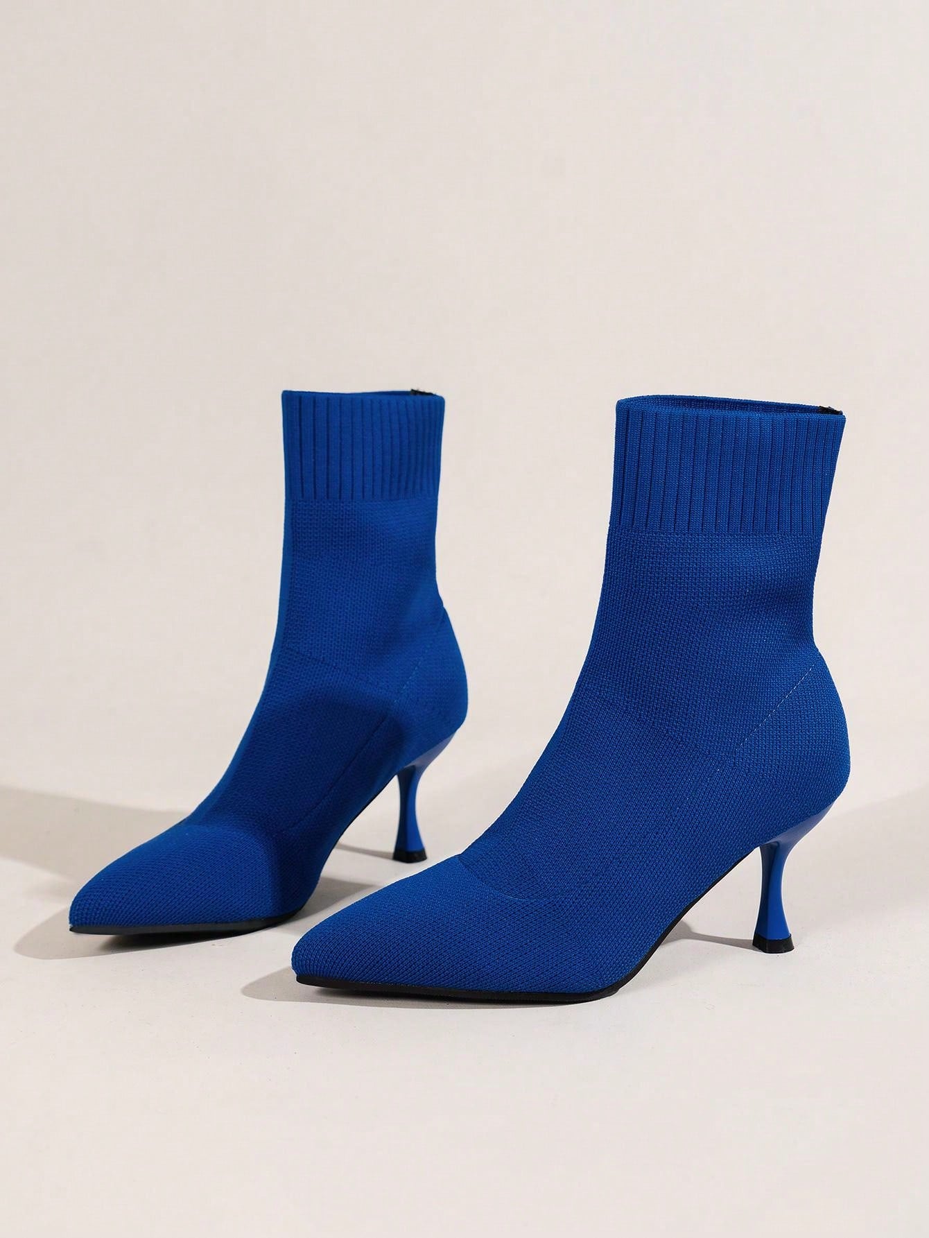 حذاء نسائي أزرق محبوك منسوج