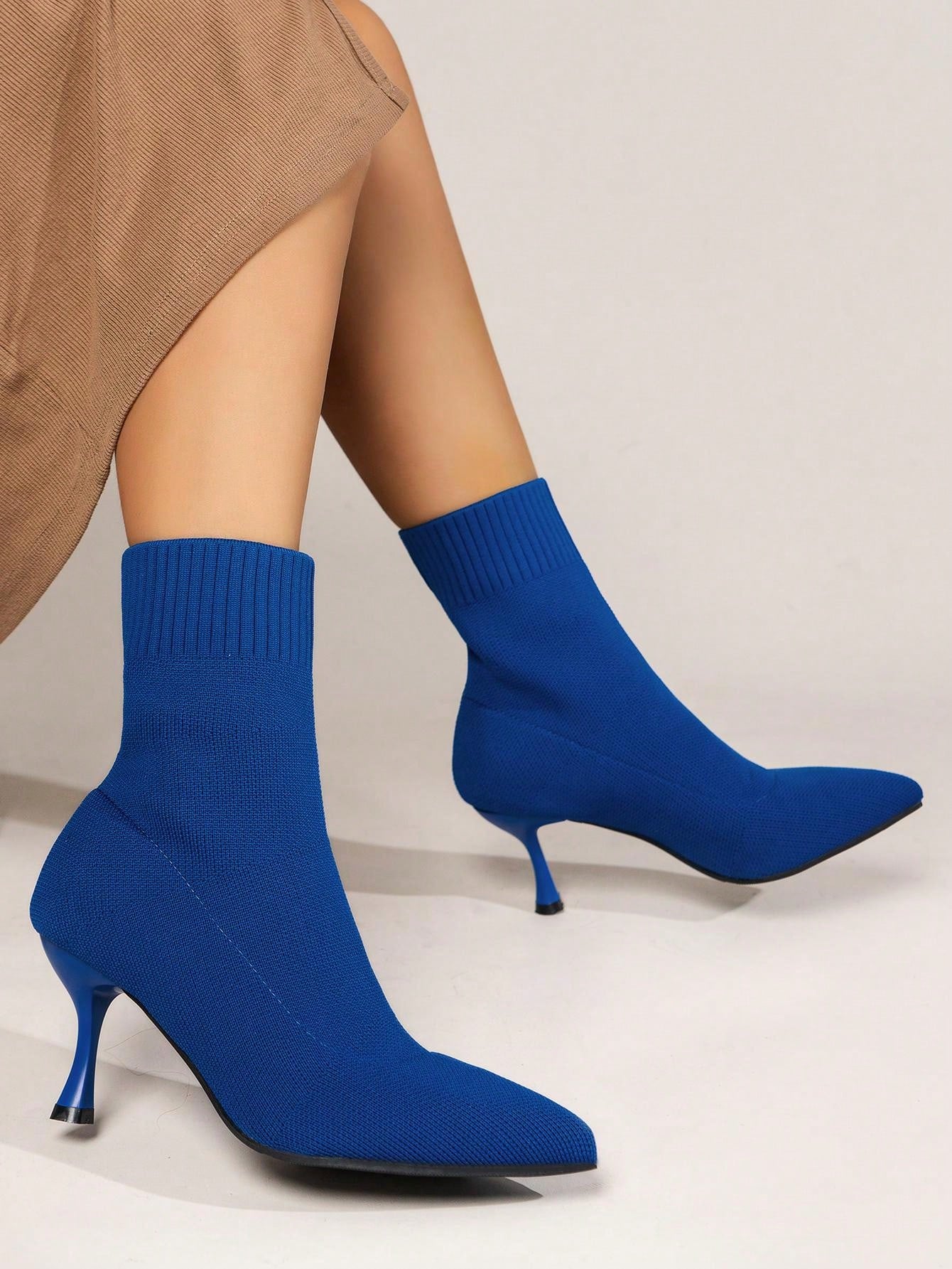 حذاء نسائي أزرق محبوك منسوج