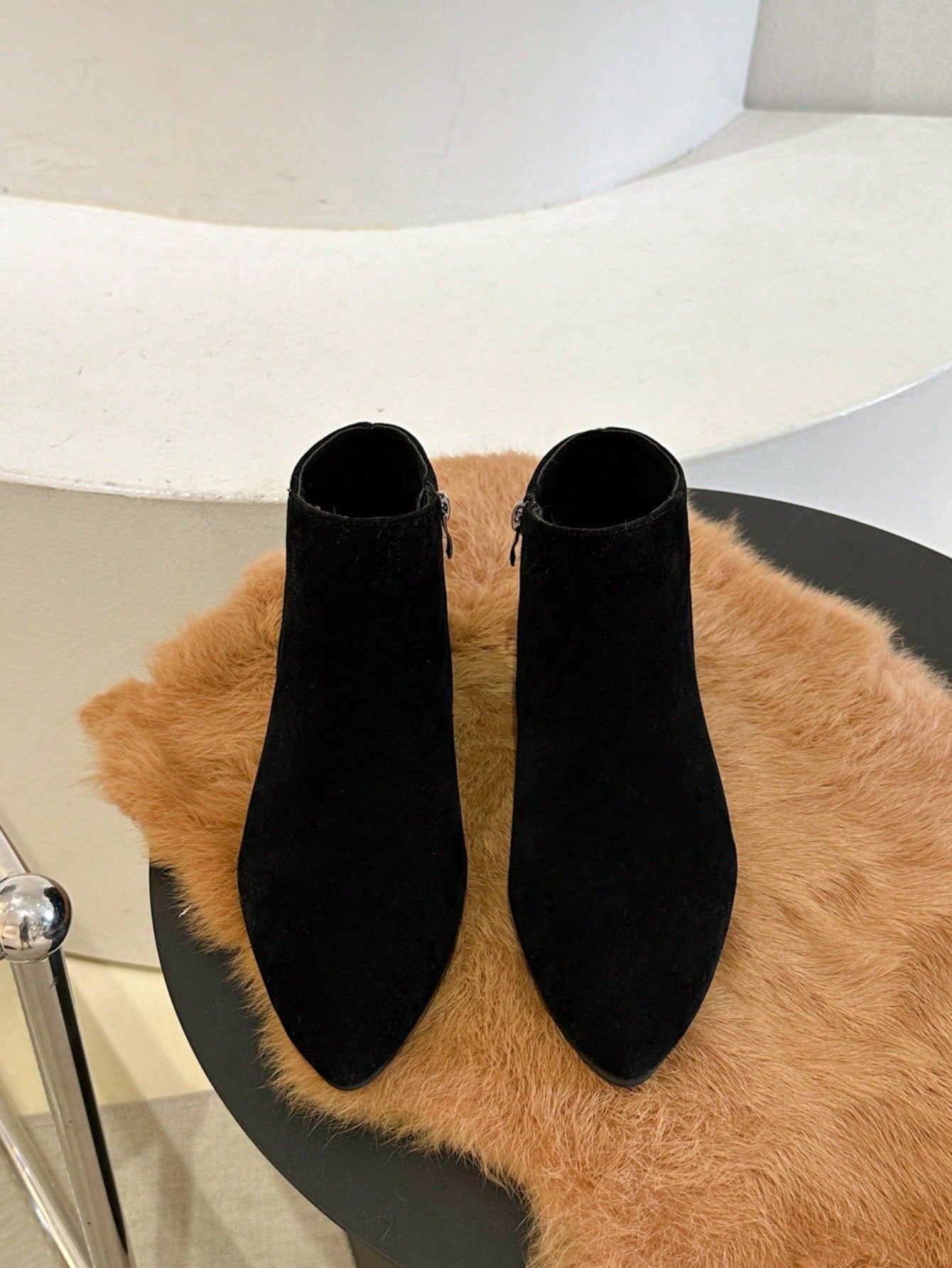 حذاء نسائي قصير بكعب سميك وأصابع مدببة بو جلد ناعم مطفي أسود مع أشرطة ربط للدراجة النارية