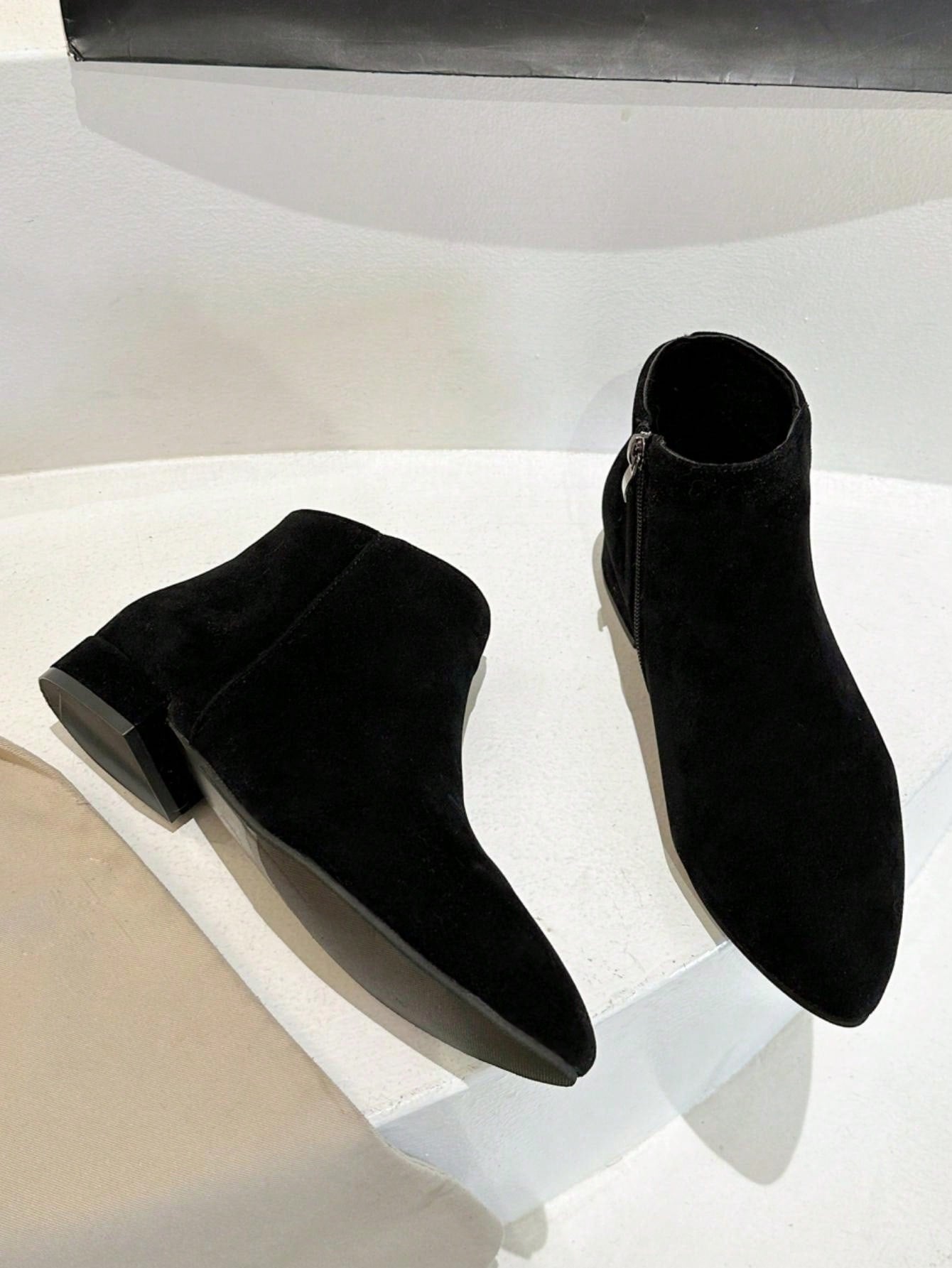 حذاء نسائي قصير بكعب سميك وأصابع مدببة بو جلد ناعم مطفي أسود مع أشرطة ربط للدراجة النارية