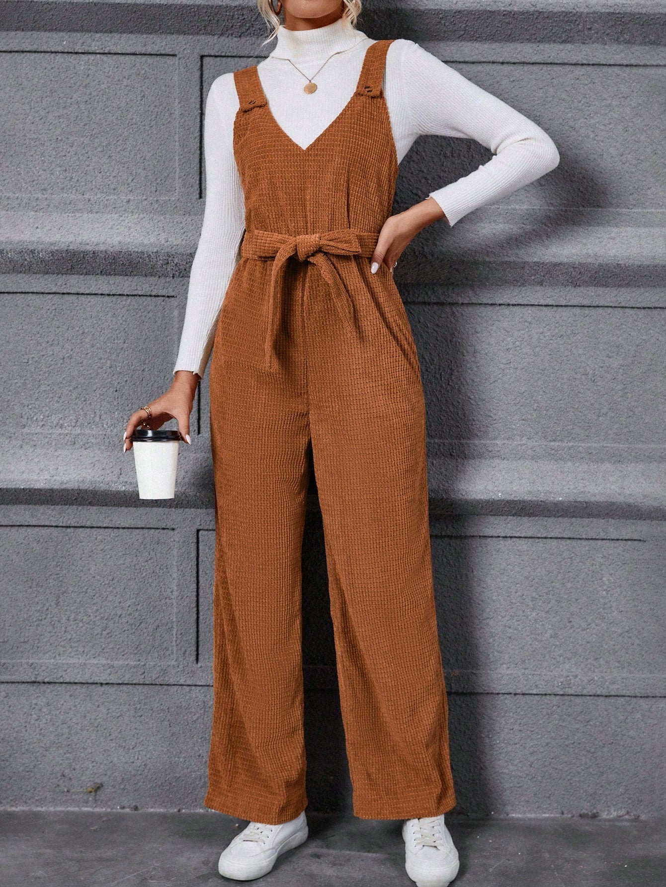 جمبسوت بحمالات موحدة اللون حزام بدون تي شيرت