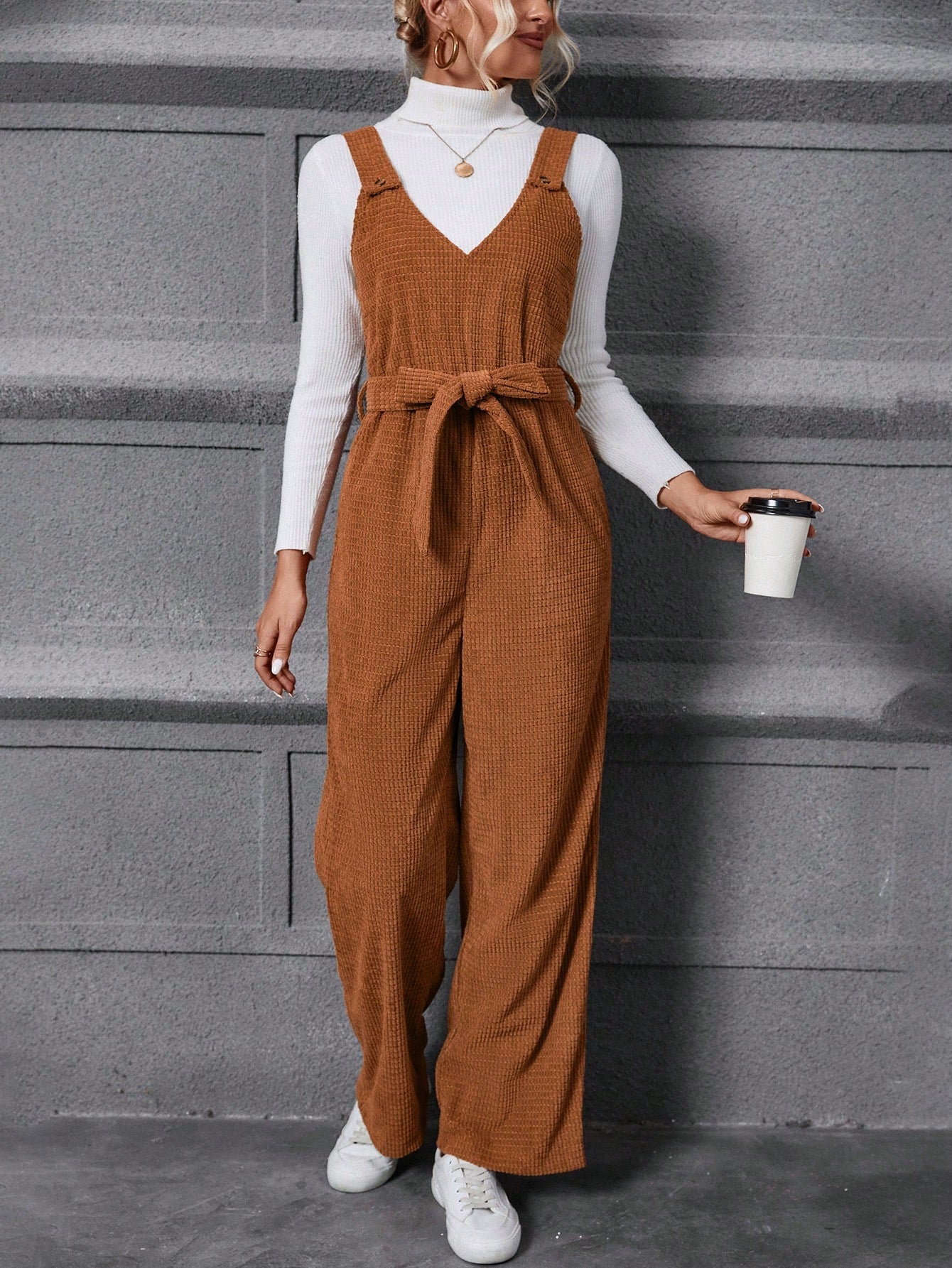 جمبسوت بحمالات موحدة اللون حزام بدون تي شيرت