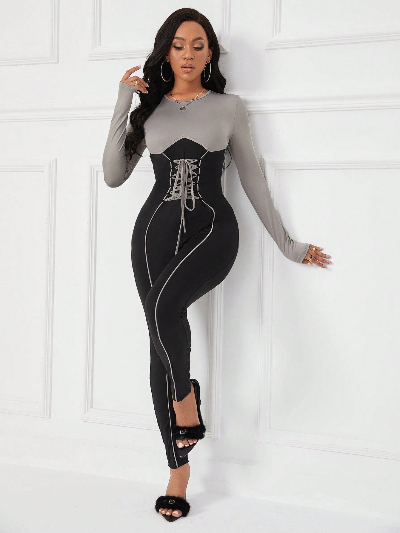 برباط أمامي بألوان متباينة للنساء