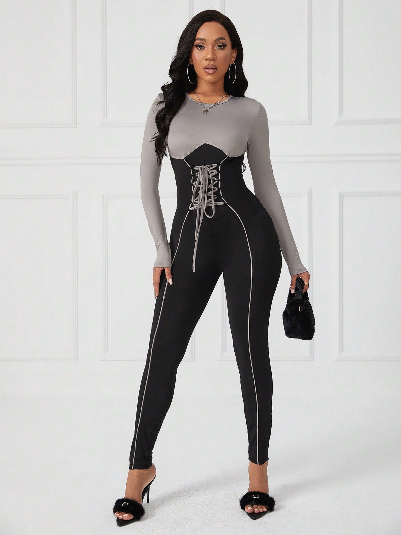 برباط أمامي بألوان متباينة للنساء