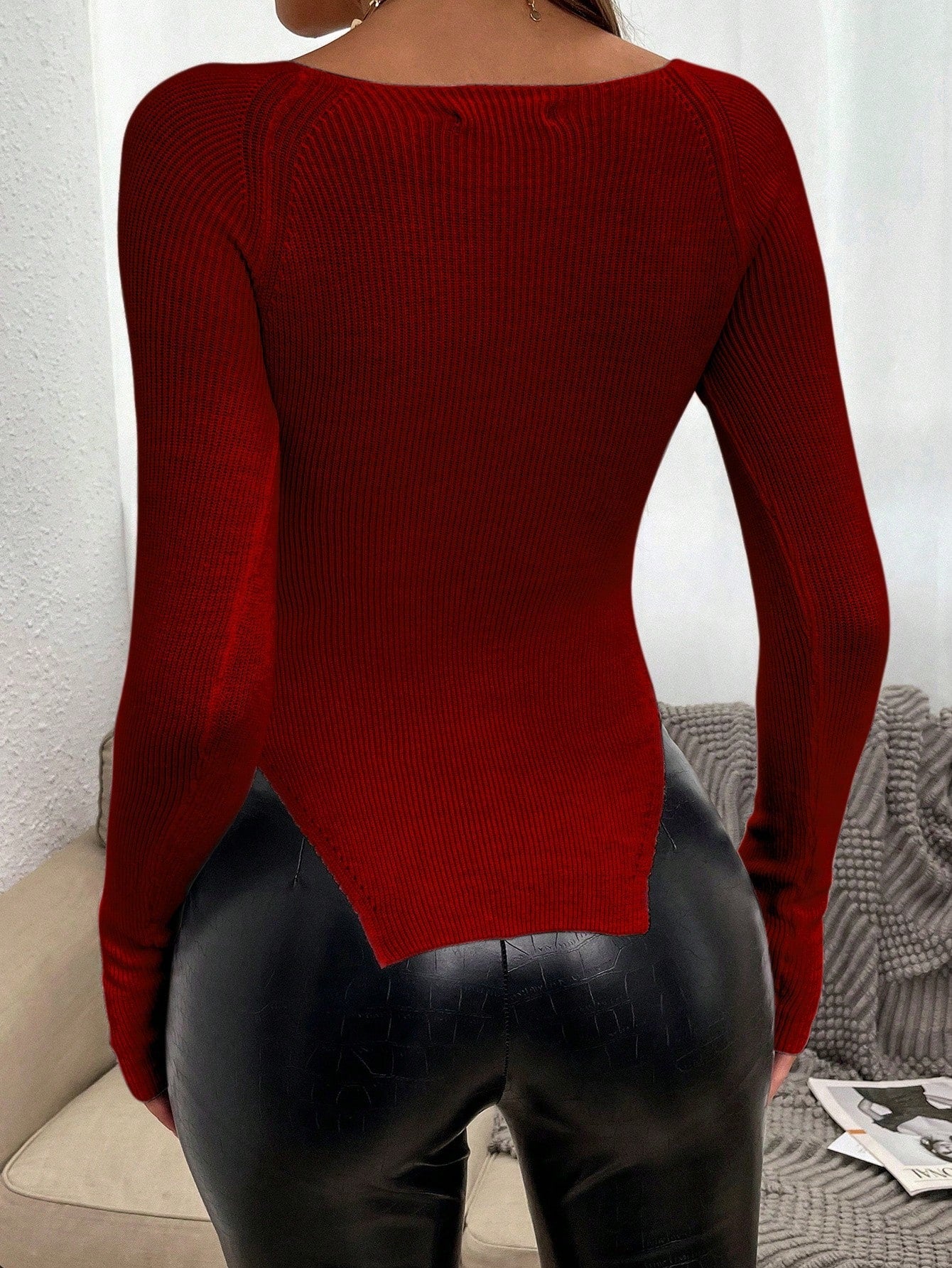 قميص صوفي بياقة القلب و انقسام جانبي من نفس اللون