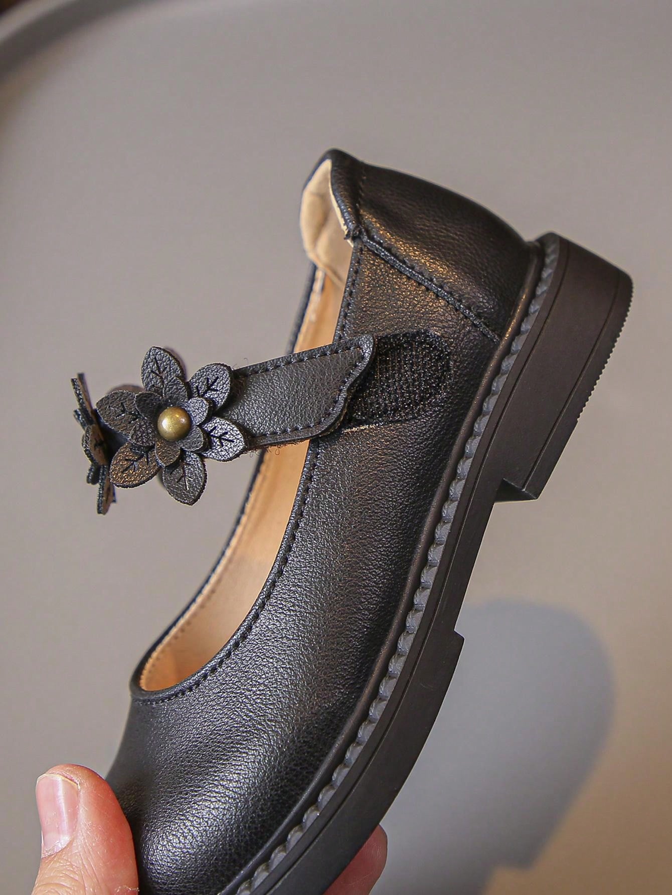 حذاء جلدي نسائي مسطح ذو حزام مزخرف بأزهار جذابة - يمكن ارتداؤه طوال الأربعة فصول - مانع للإنزلاق