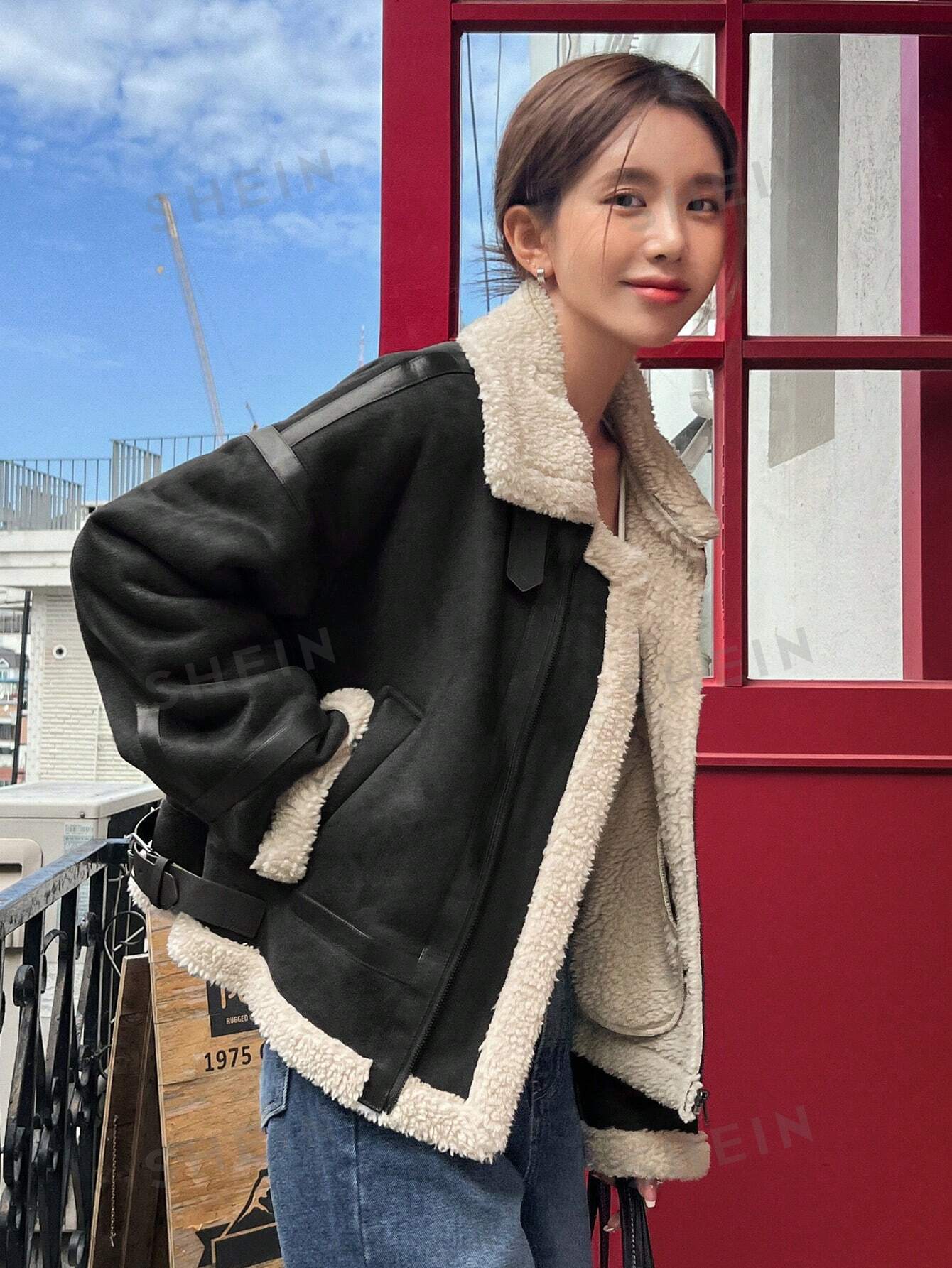 جاكيت جلدي بو للكتف المنخفض مبطّن بداخله بالفرو