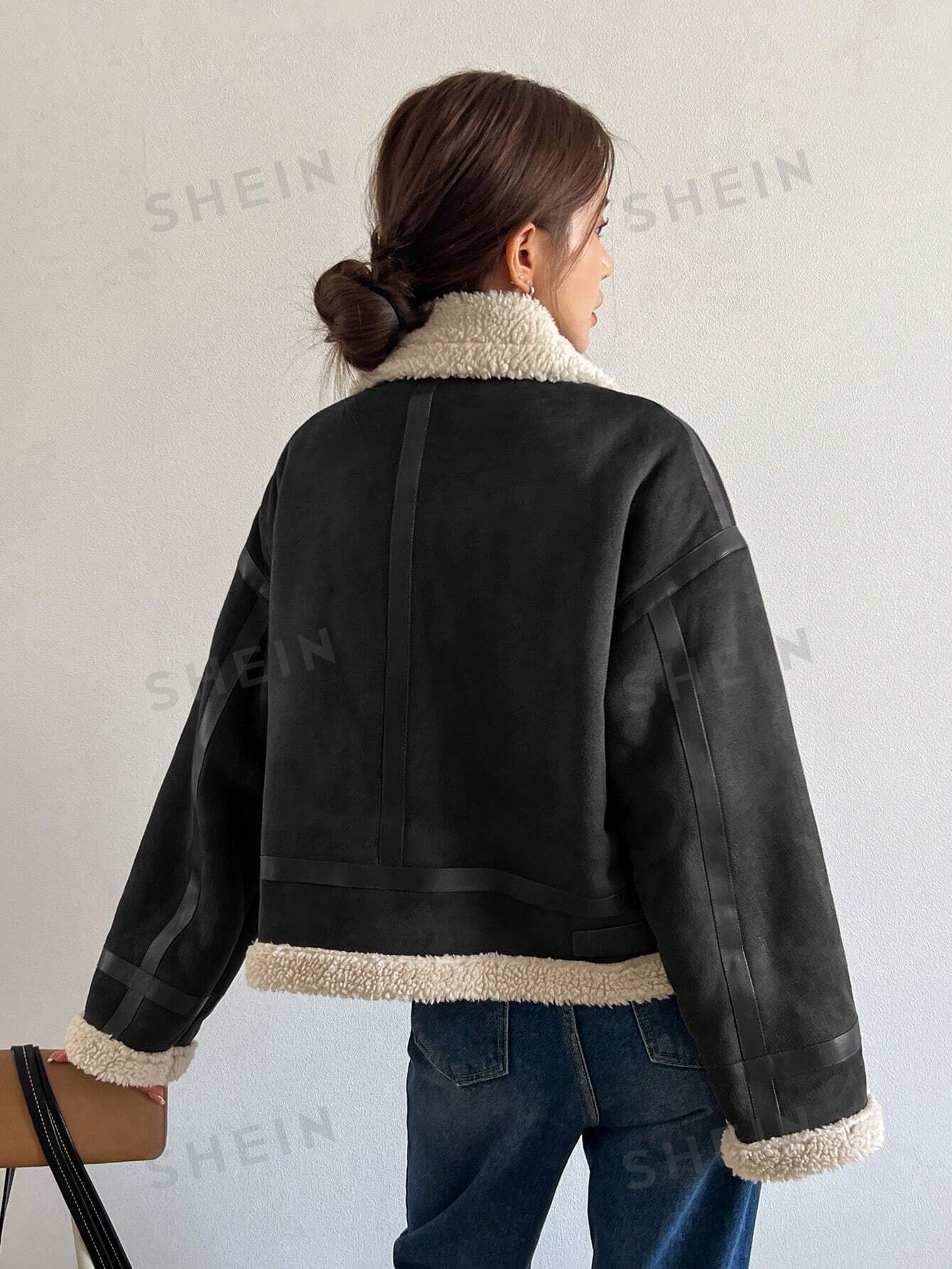 جاكيت جلدي بو للكتف المنخفض مبطّن بداخله بالفرو
