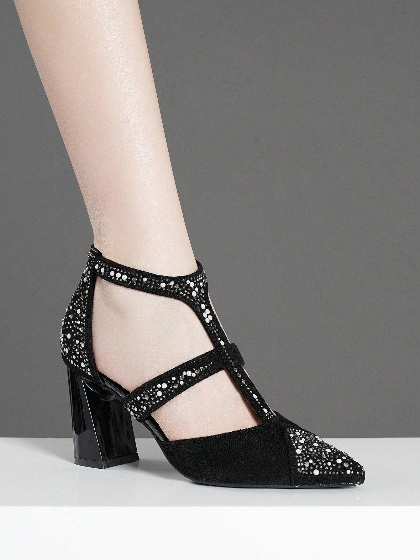 حذاء الكعب السميك و الأصابع المدببة للنساء