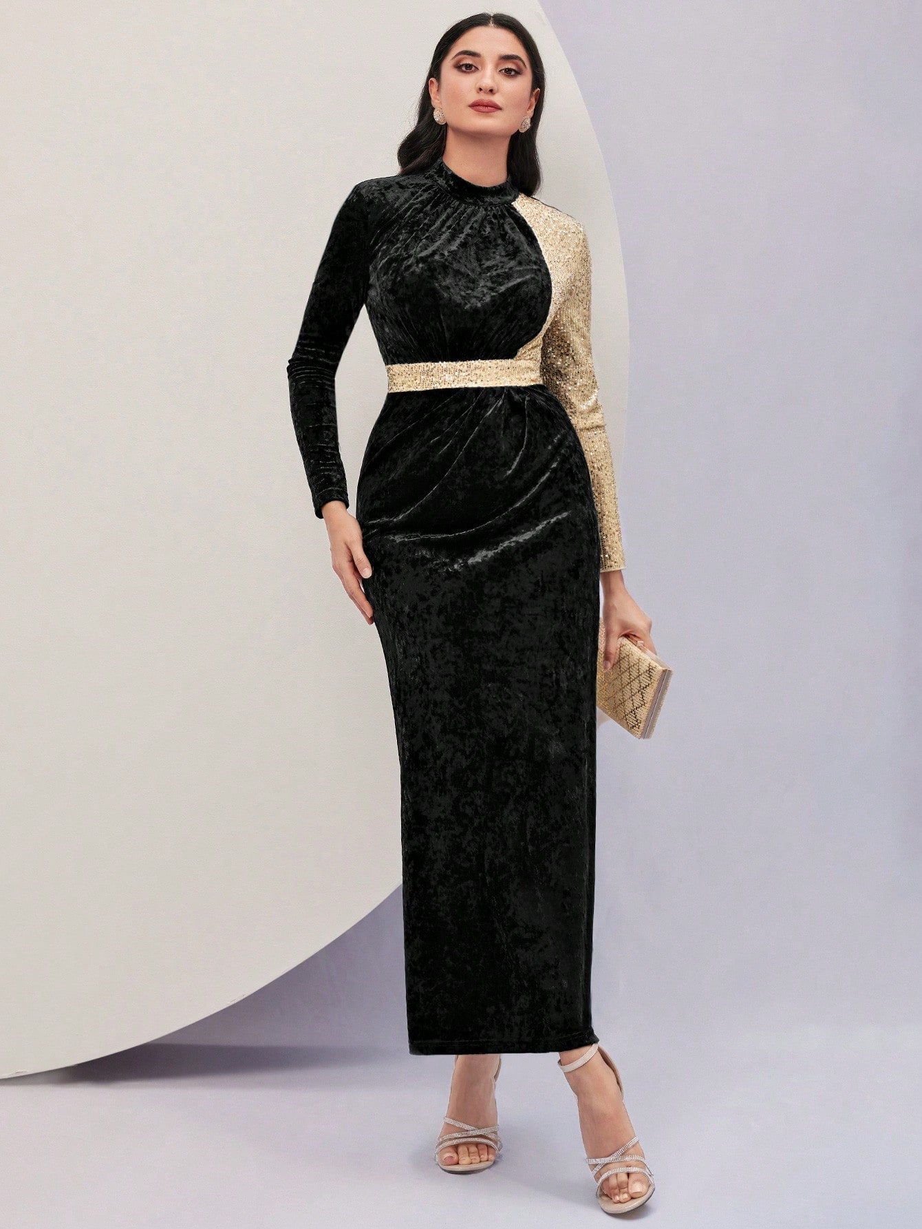 فستان عارض بقصّة ضيقة و رقبة عالية و نصف ياقة بتداخل الألوان