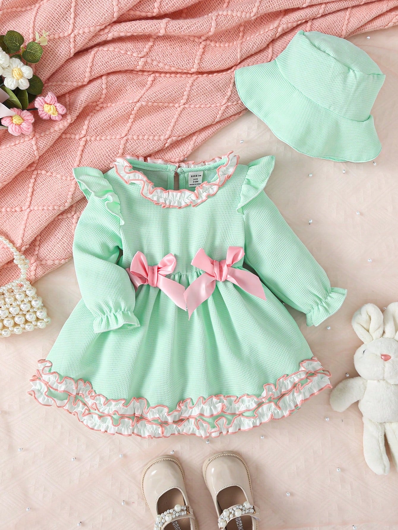 فستان منقوش بأكمام طويلة وكشكشة موديل 2023 مزين بعقدة الفراشة مزدوجة وأكمام طويلة من الدانتيل المزدوج للفتيات الرضع، مع قبعة