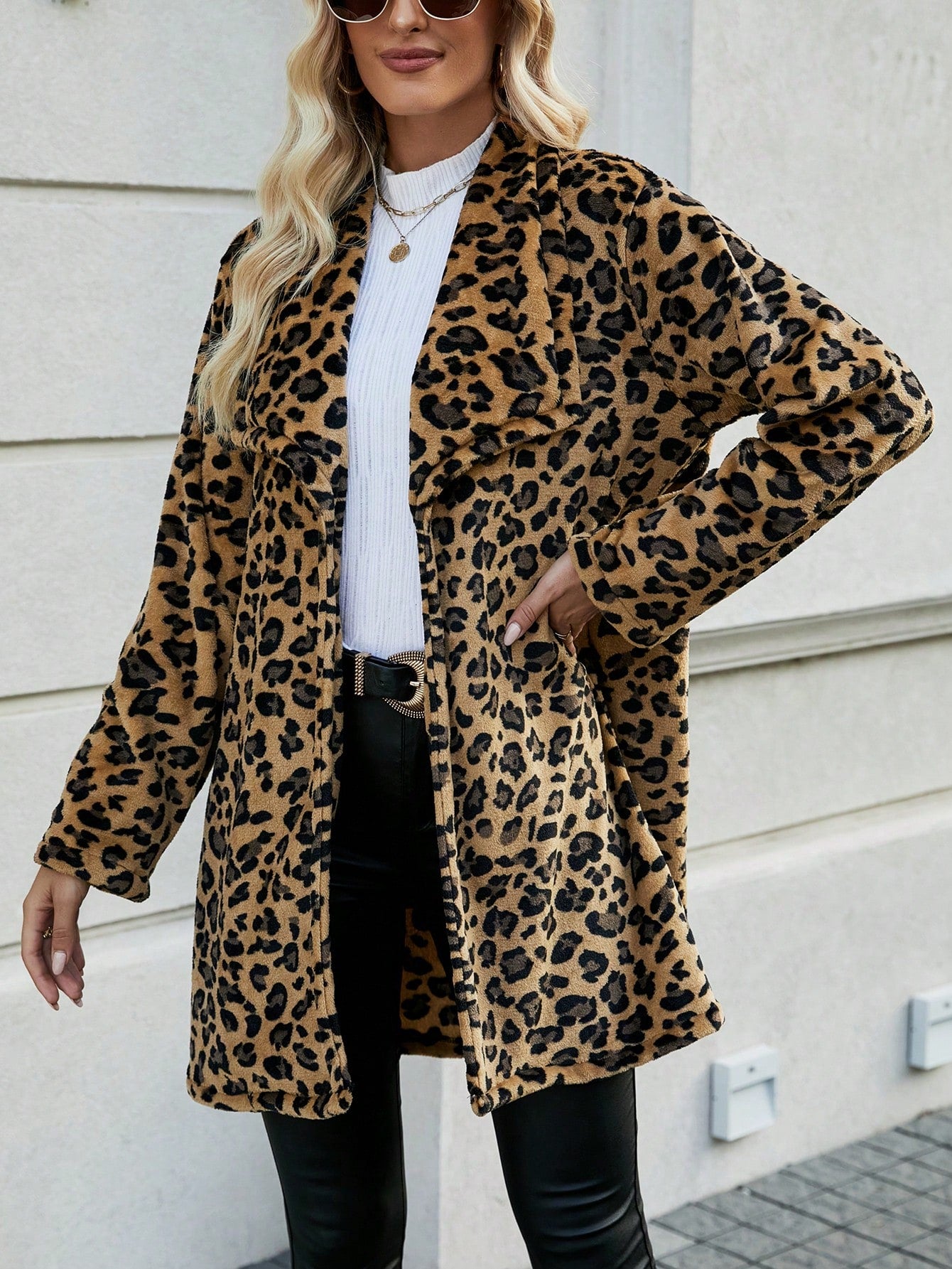 معطف نسائي بياقة متدلية وطبعة الفهد بكتف منسدل