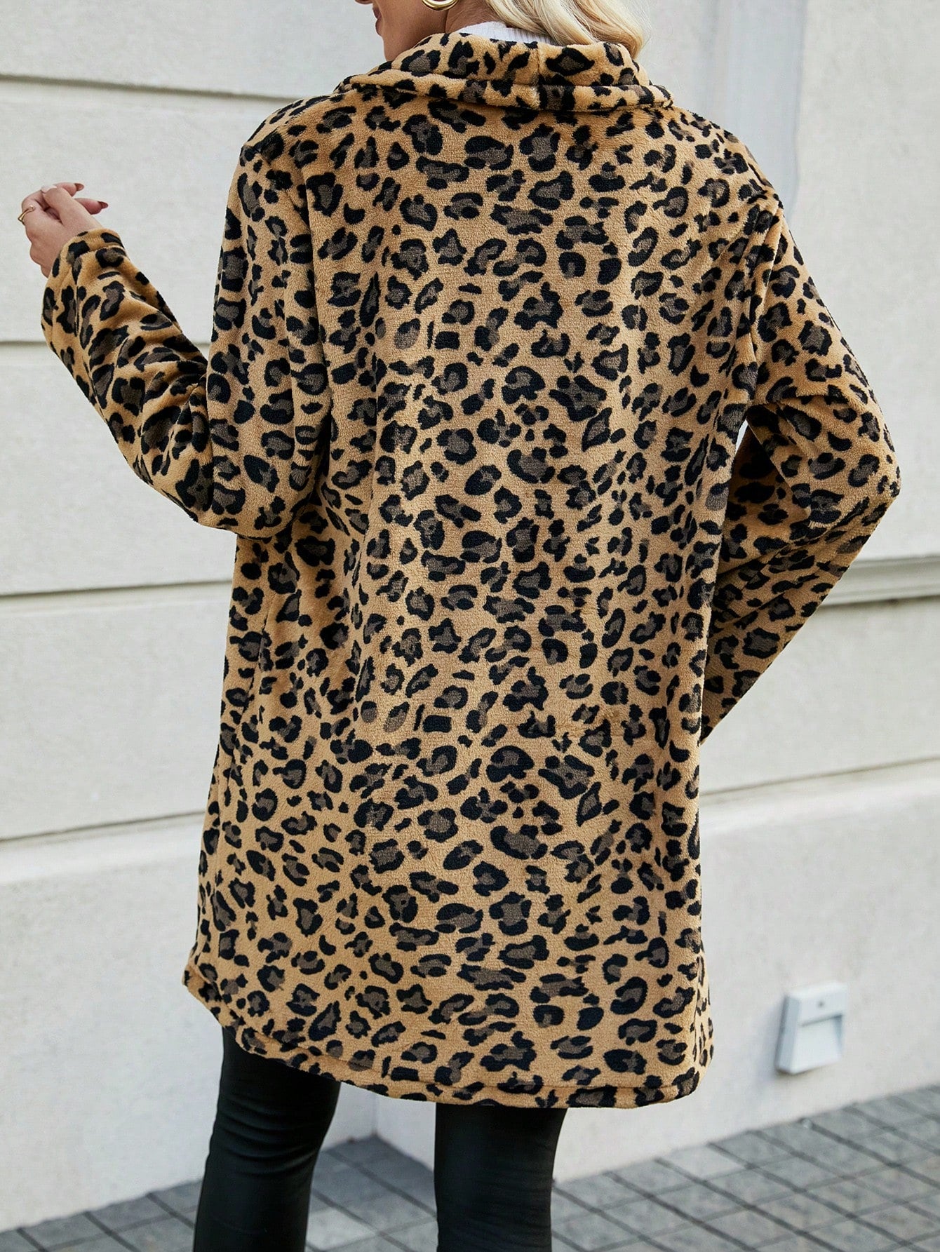 معطف نسائي بياقة متدلية وطبعة الفهد بكتف منسدل