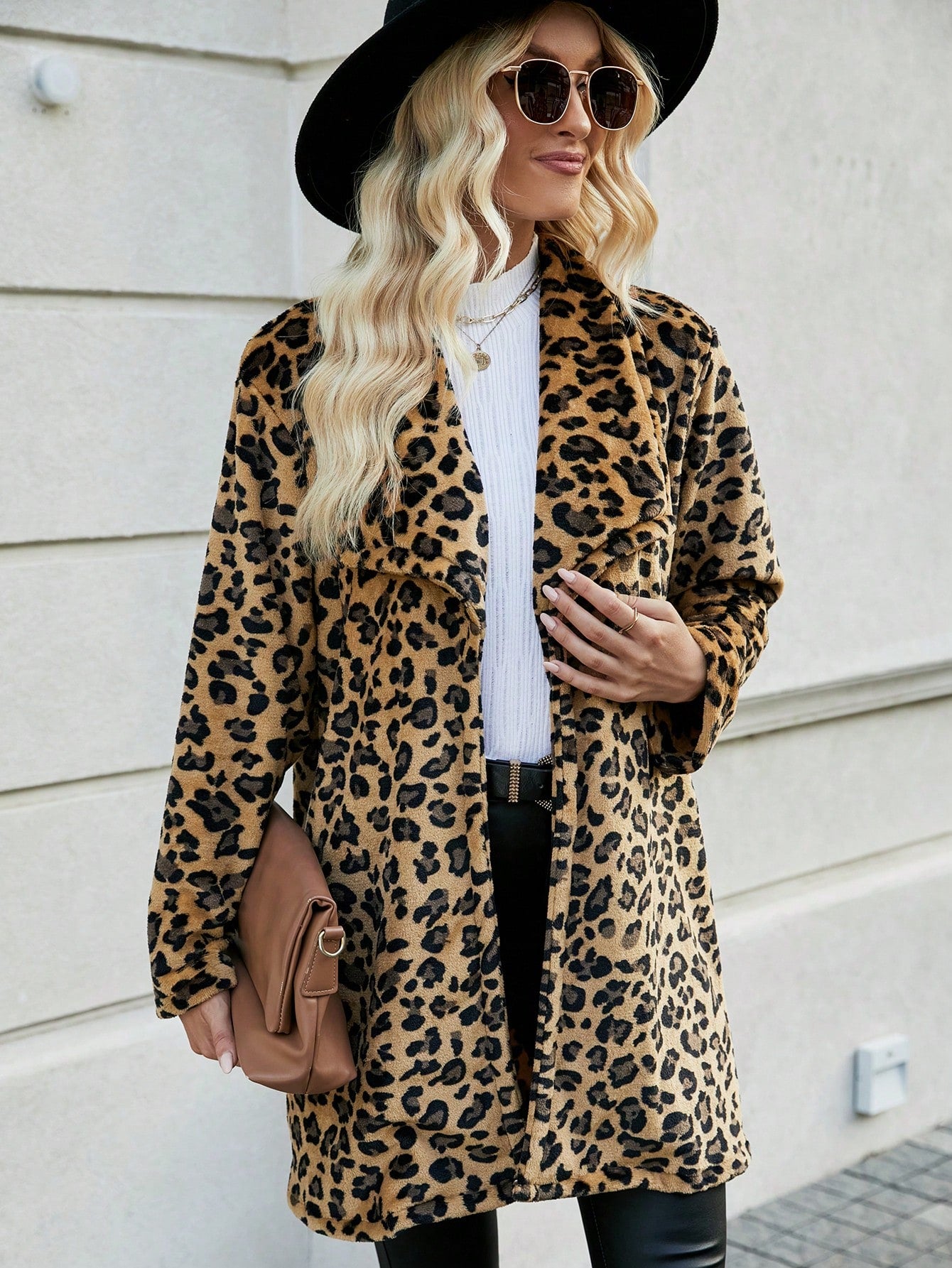 معطف نسائي بياقة متدلية وطبعة الفهد بكتف منسدل