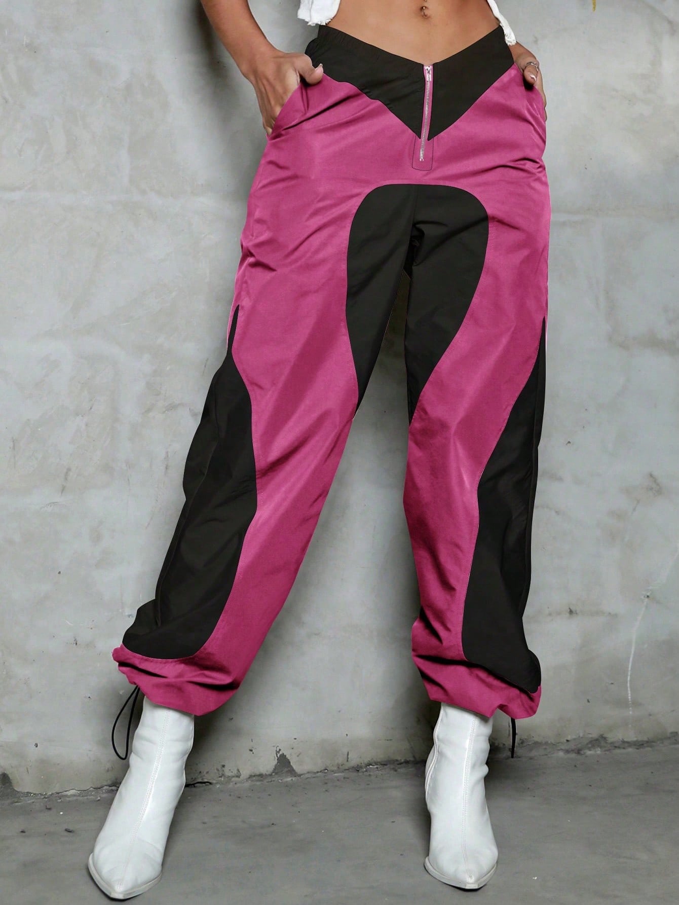 بنطال حمولة بخصر V لون وردي غير متناظر بسحاب بنطلون شحن مع حلقات تثبيت على القماش للأسفل