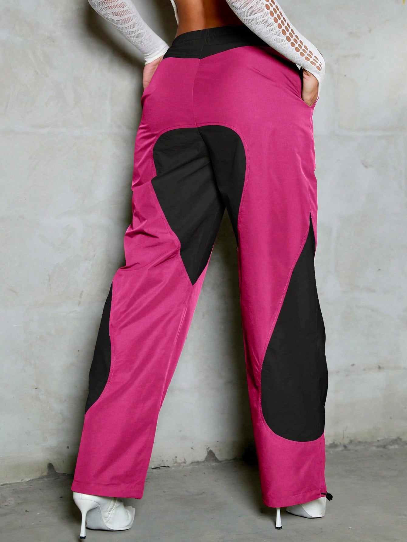 بنطال حمولة بخصر V لون وردي غير متناظر بسحاب بنطلون شحن مع حلقات تثبيت على القماش للأسفل