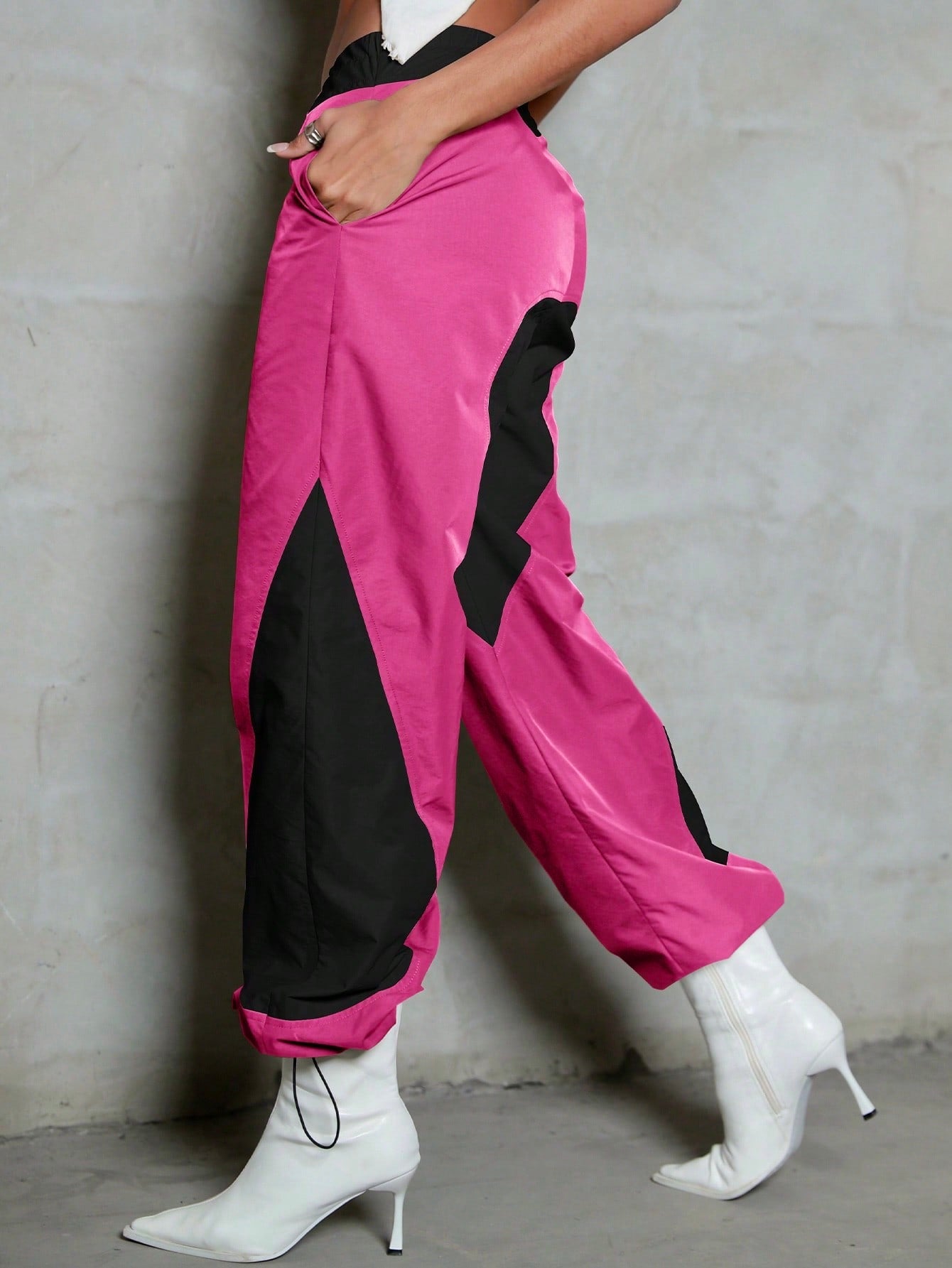 بنطال حمولة بخصر V لون وردي غير متناظر بسحاب بنطلون شحن مع حلقات تثبيت على القماش للأسفل