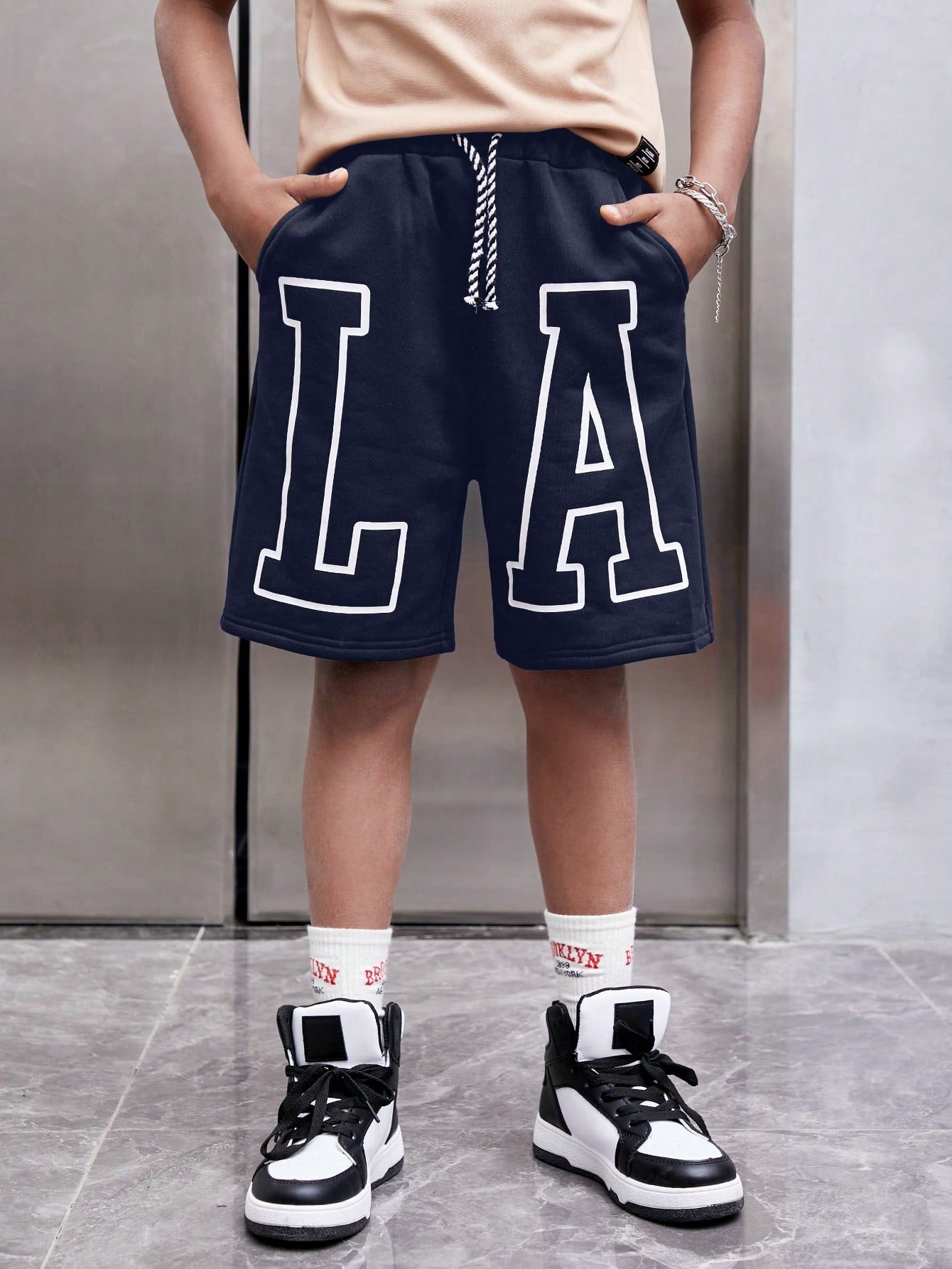 سراويل واسعة ذات طبعة حرف La للأولاد المراهقين بأسلوب رياضي عصري في الشارع