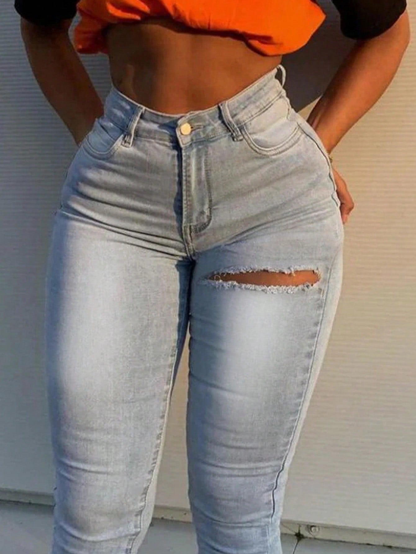 جينز نحيل ممزق