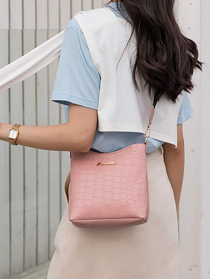 حقيبة كتف نسائية بلون سادة مع زخرفة معدنية