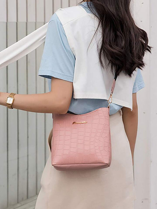 حقيبة كتف نسائية بلون سادة مع زخرفة معدنية