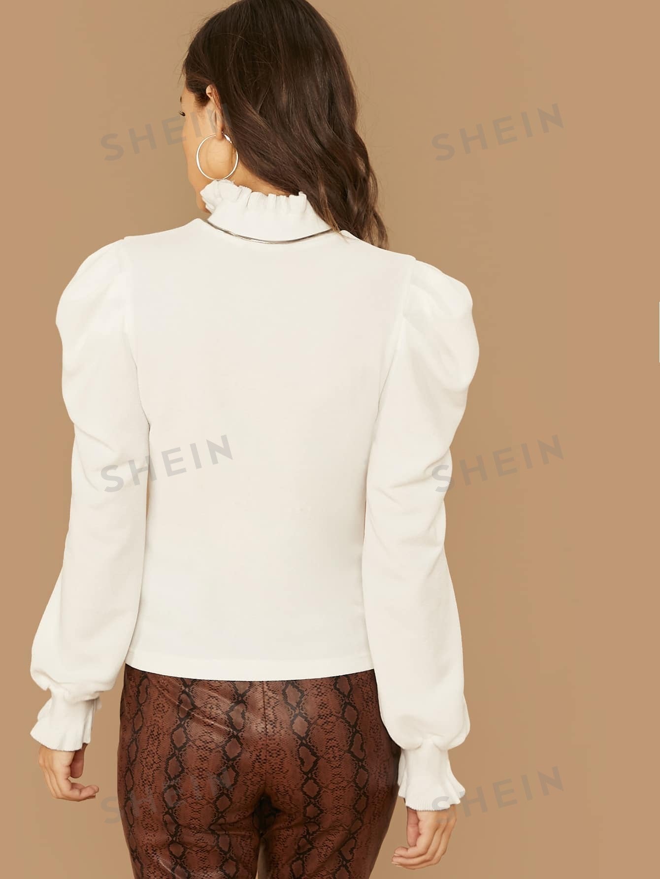 توب بخط عنق مكشكش باكمام بيشوب