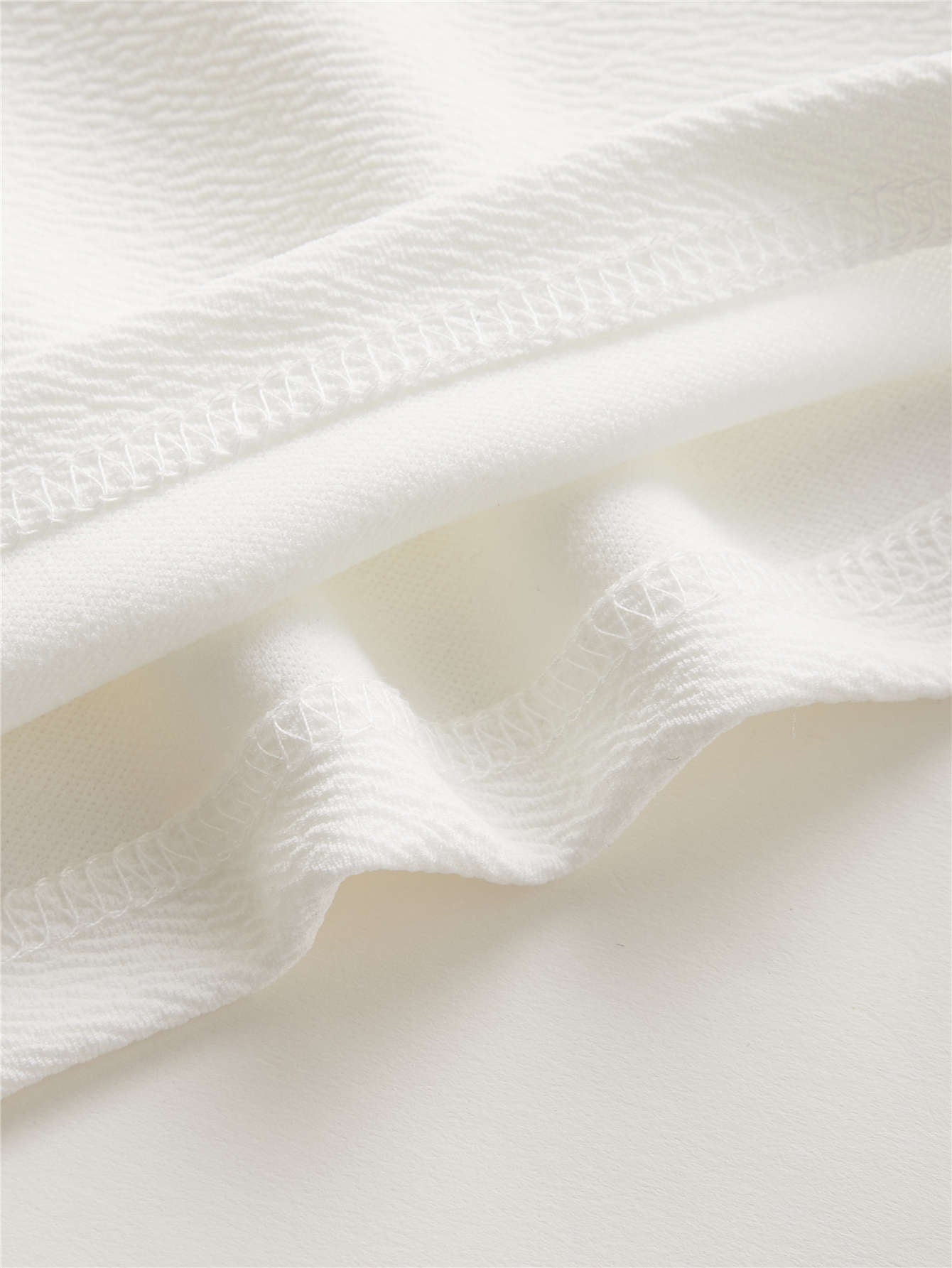 توب بخط عنق مكشكش باكمام بيشوب