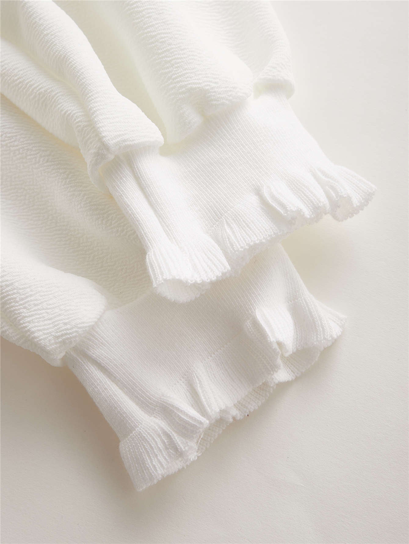 توب بخط عنق مكشكش باكمام بيشوب