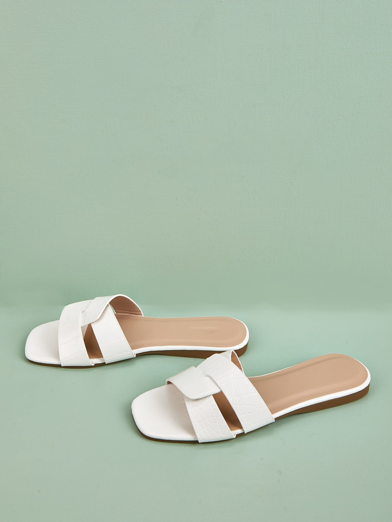 صنادل نسائية بتصميم تمساح معقوفة، صنادل انزلاقية بيضاء