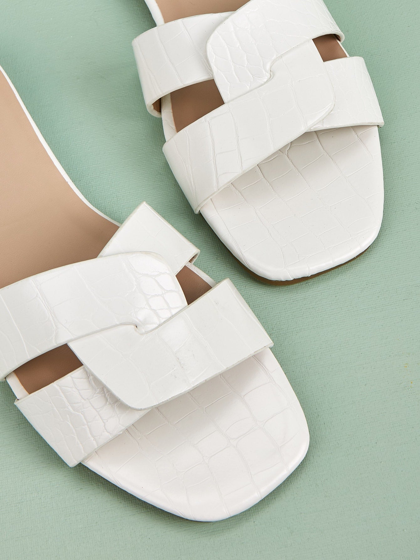صنادل نسائية بتصميم تمساح معقوفة، صنادل انزلاقية بيضاء
