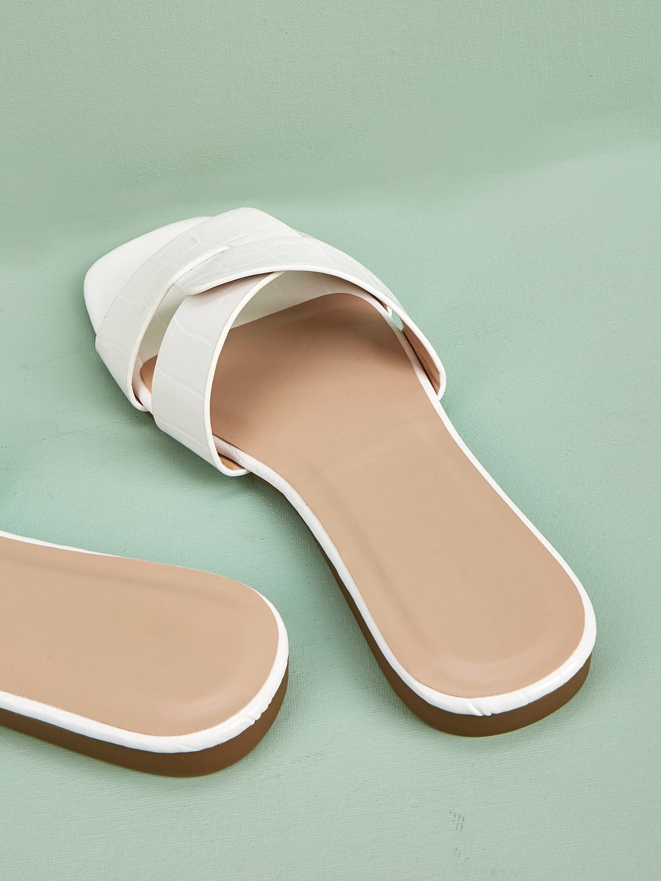 صنادل نسائية بتصميم تمساح معقوفة، صنادل انزلاقية بيضاء