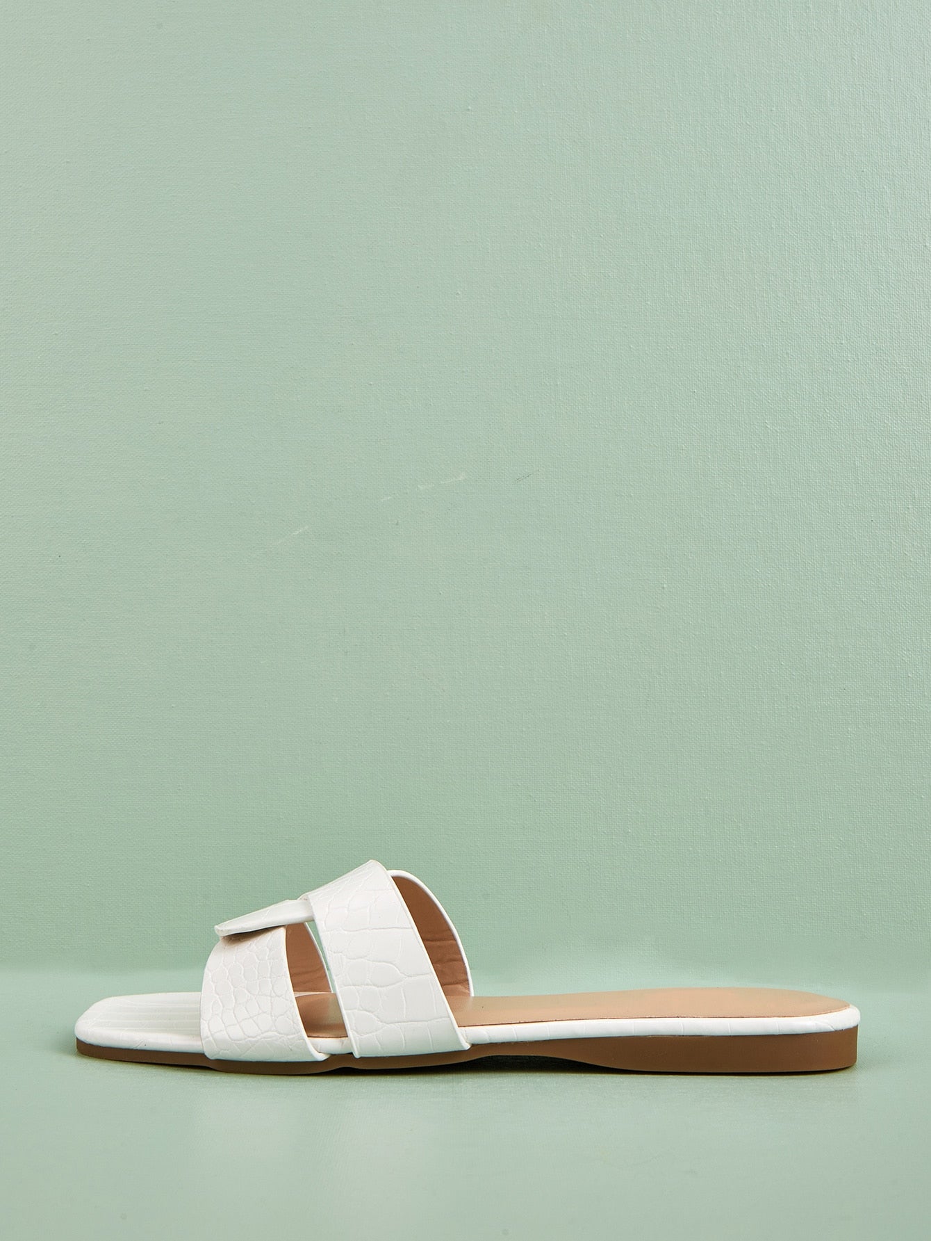 صنادل نسائية بتصميم تمساح معقوفة، صنادل انزلاقية بيضاء