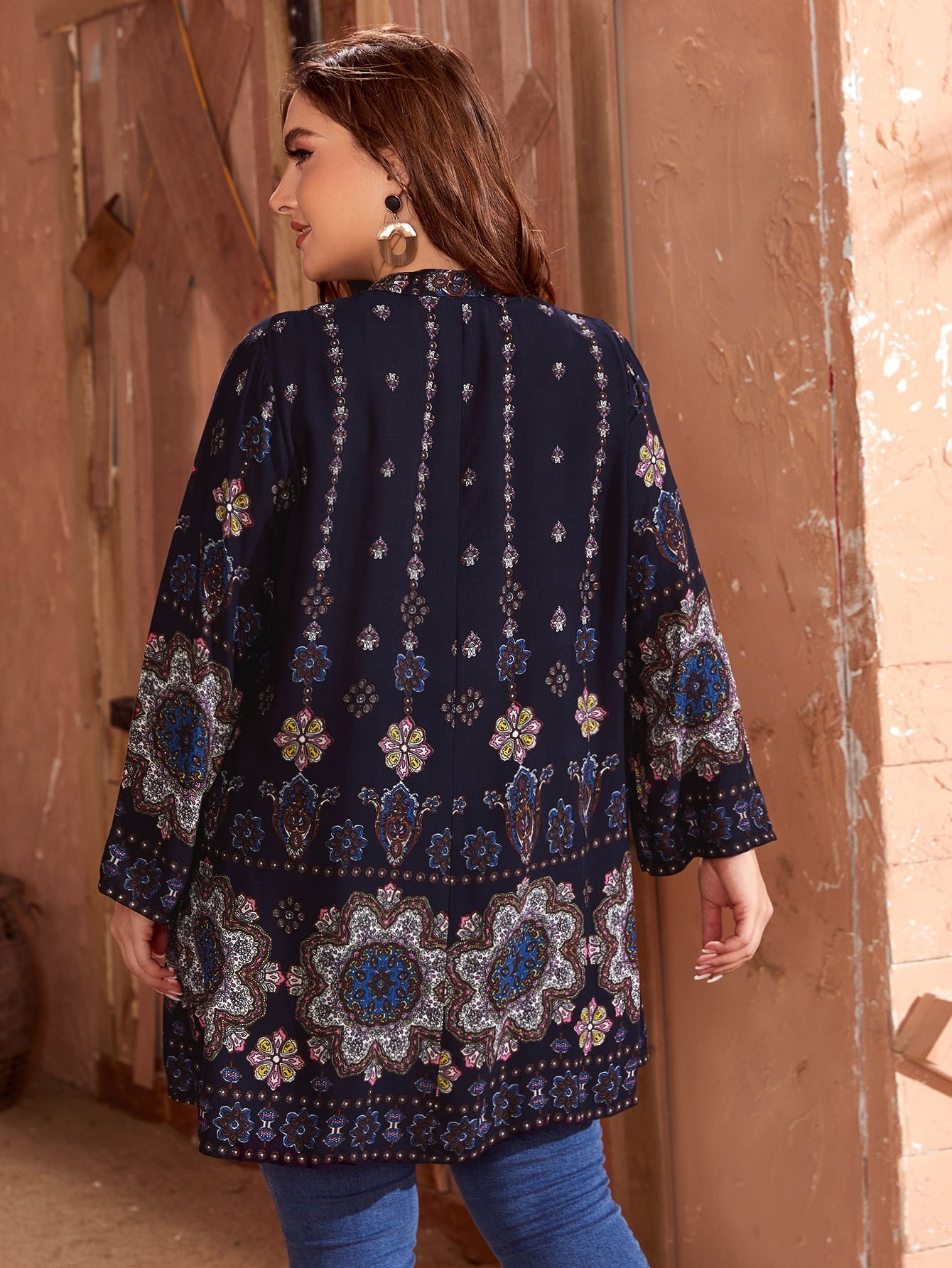 بلوزة مقاس كبير وبعنق مسنن مع طباعة مانديلا