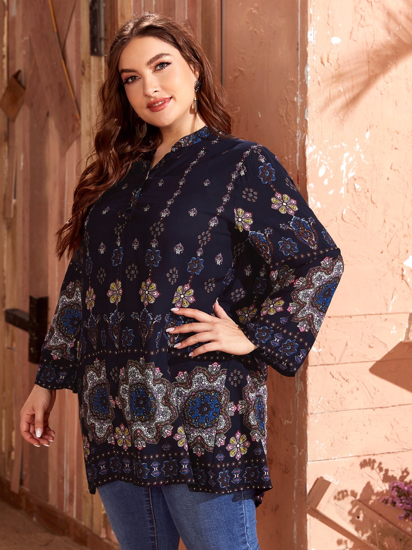 بلوزة مقاس كبير وبعنق مسنن مع طباعة مانديلا