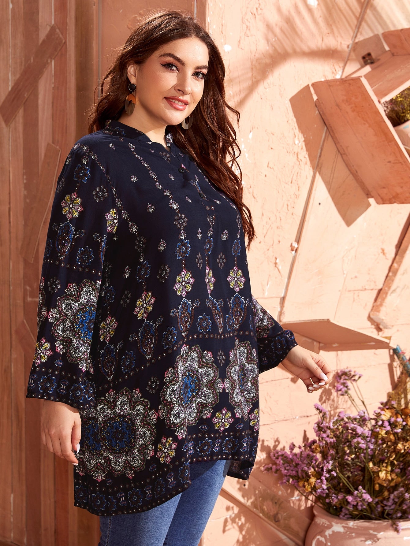 بلوزة مقاس كبير وبعنق مسنن مع طباعة مانديلا