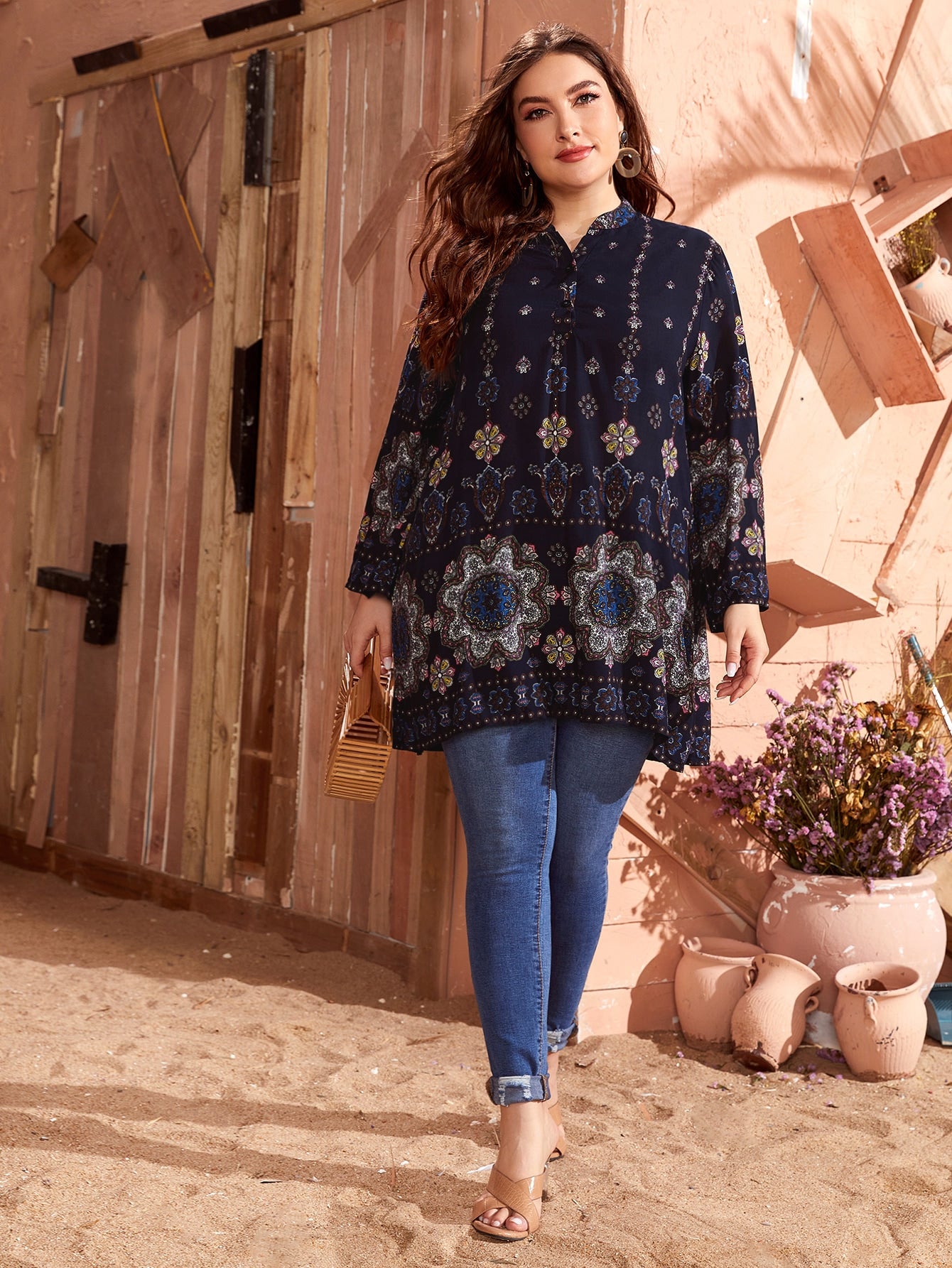 بلوزة مقاس كبير وبعنق مسنن مع طباعة مانديلا