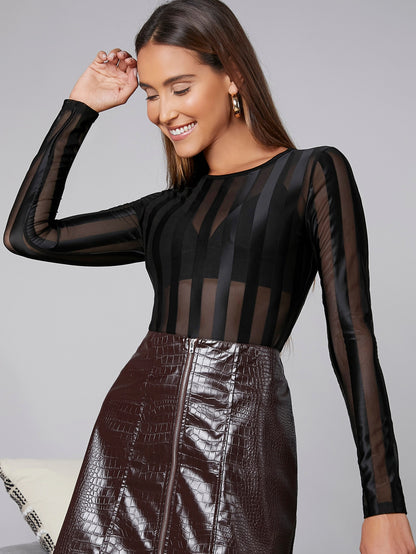 لباس علوي شبكي ملائم الشكل بدون حمالة صدر