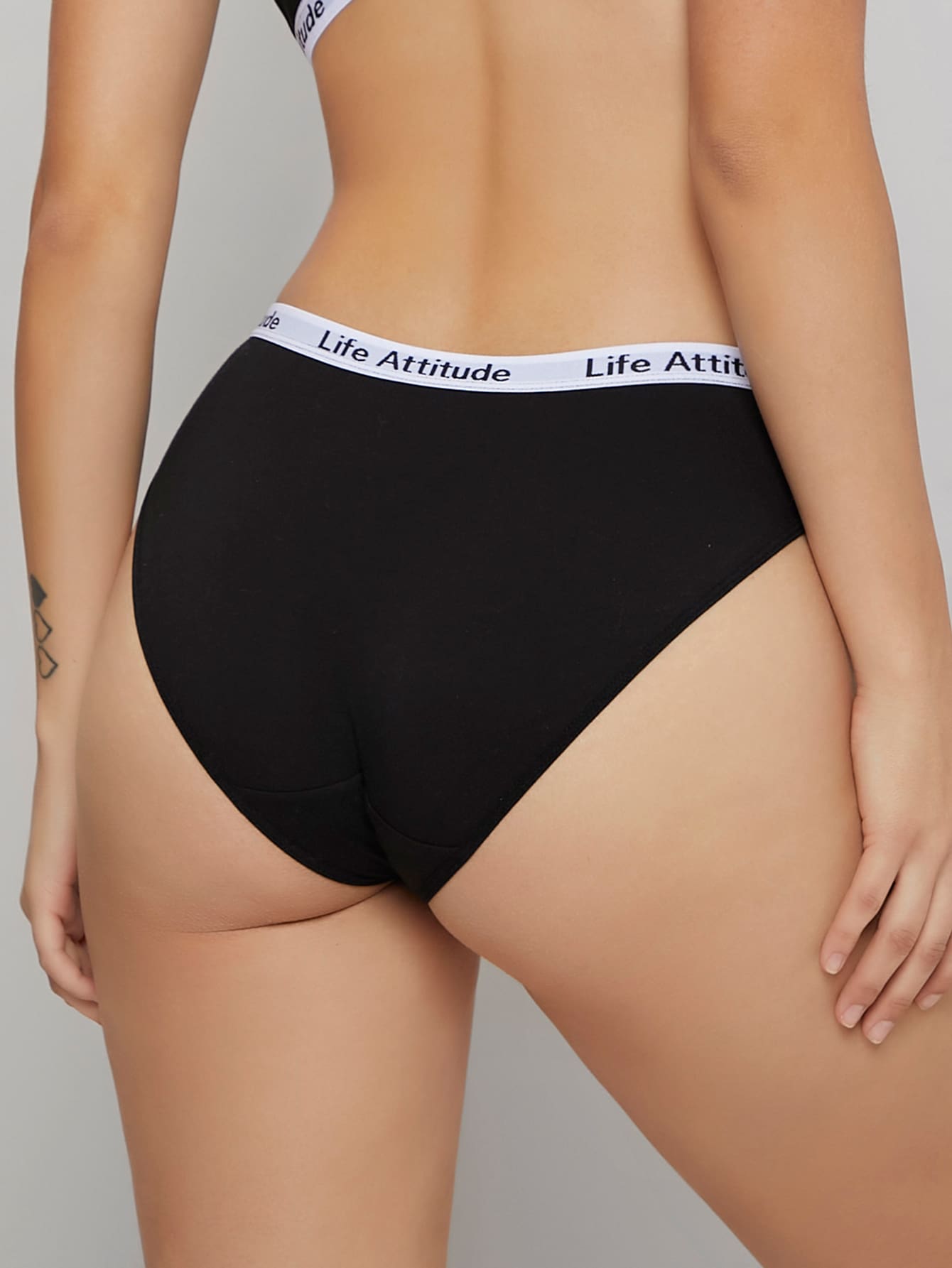 سروال رياضي نسائي بشريط الحروف